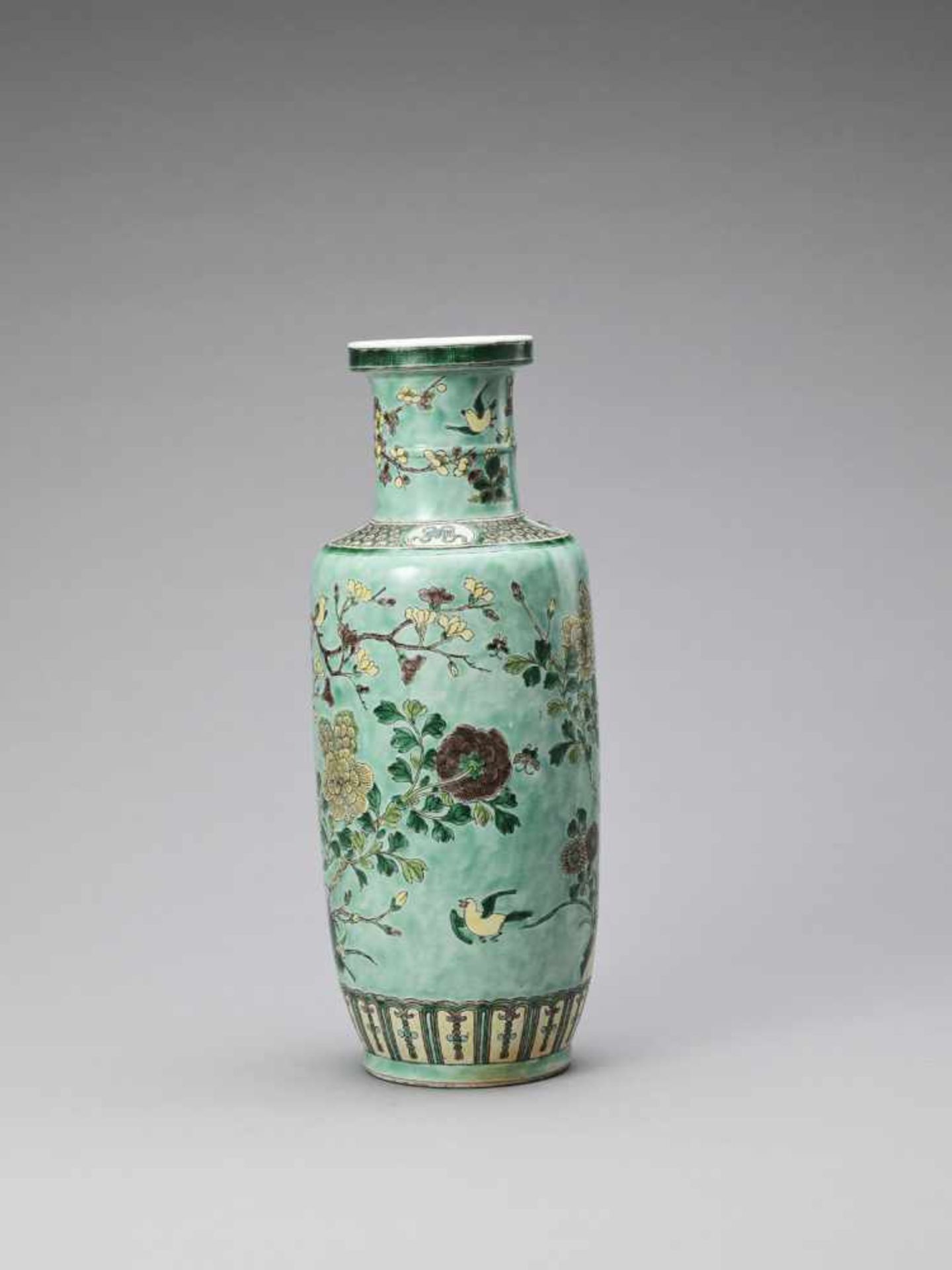 A FAMILLE VERTE ROULEAU VASE, QING - Bild 3 aus 7