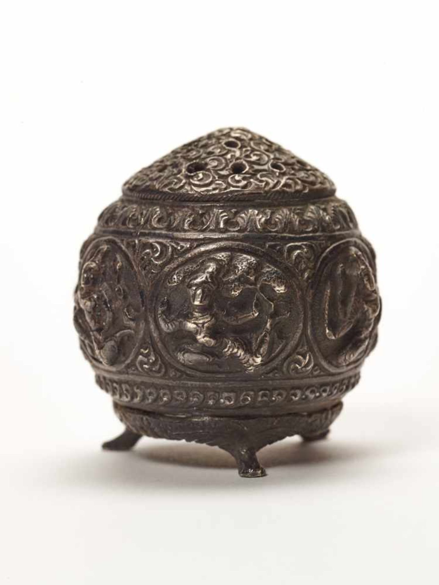 A HIMALAYAN LOT SILVER REPOUSSÉ ‘DEMON’ BOX AND A ‘SIXDEITIES’ SALT CELLAR, 19th CENTURY Him - Bild 5 aus 5