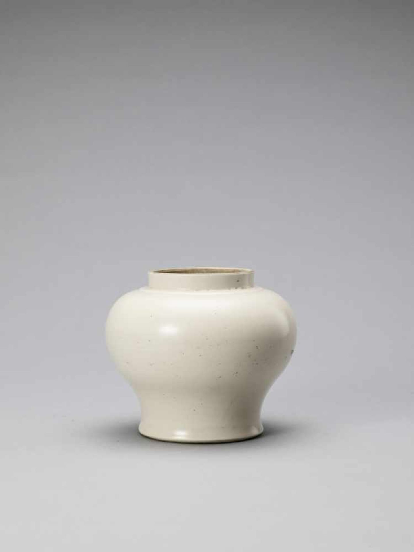 A WHITE GLAZED DEHUA PORCELAIN JAR, MING - Image 2 of 6