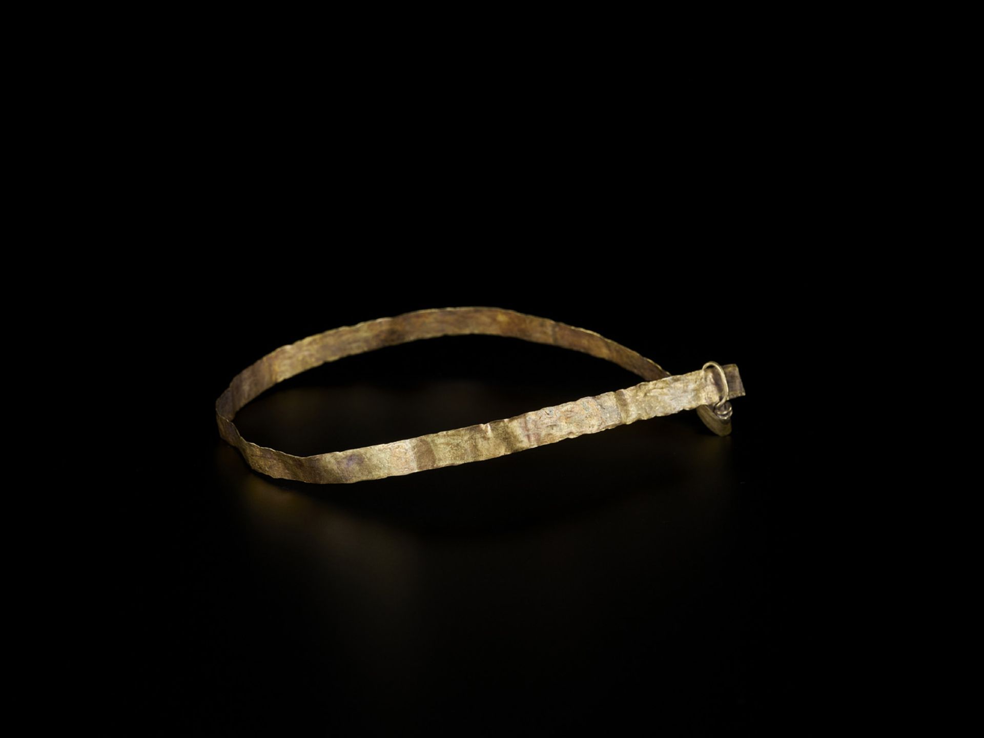 A THIN CHAM GOLD SHEET NECKLACE