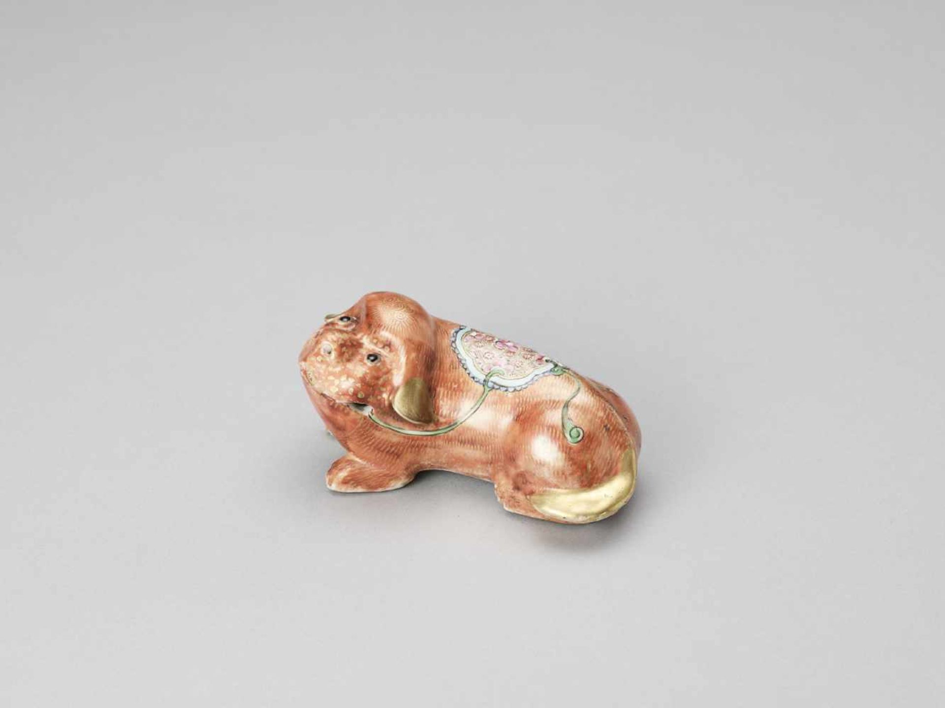 A FAMILLE ROSE PORCELAIN DOG, QING - Bild 2 aus 7