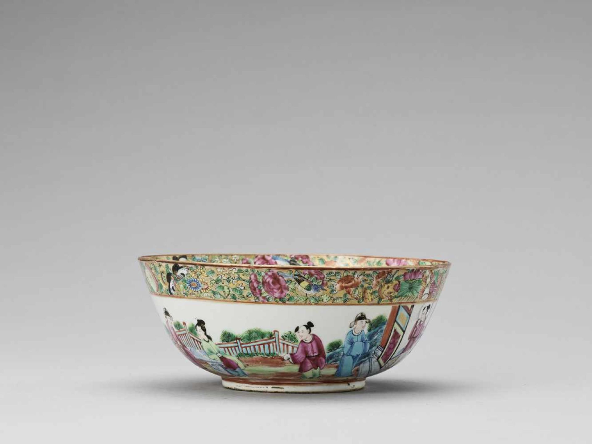 A CANTON SCHOOL FAMILLE ROSE GILT BOWL, LATE QING - Bild 3 aus 7