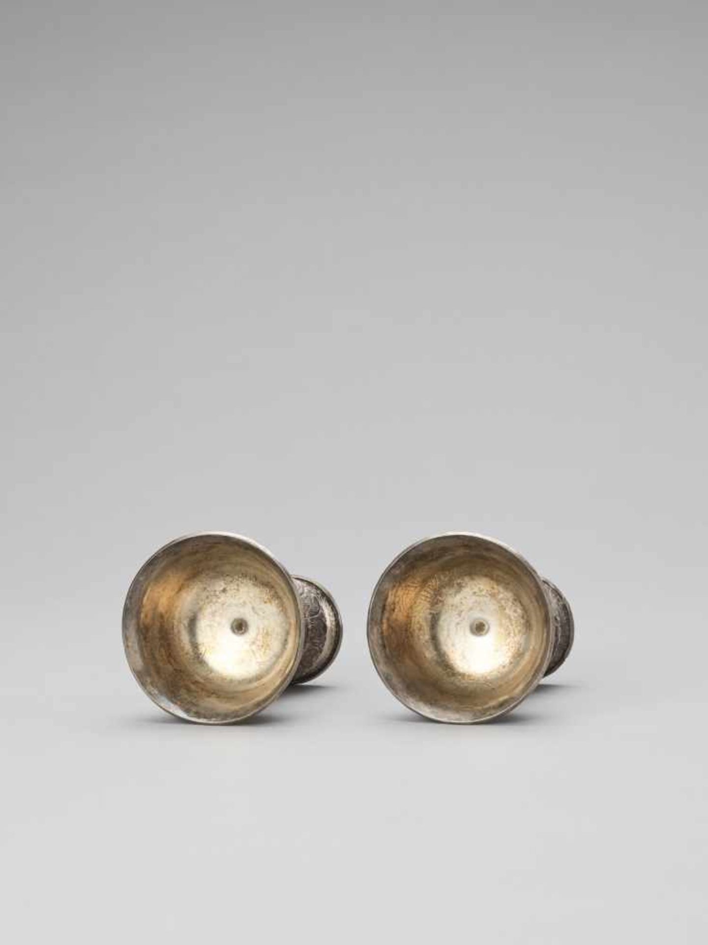 A PAIR OF SINO-TIBETAN BUTTER LAMPS, LATE 19TH CENTURY - Bild 4 aus 5