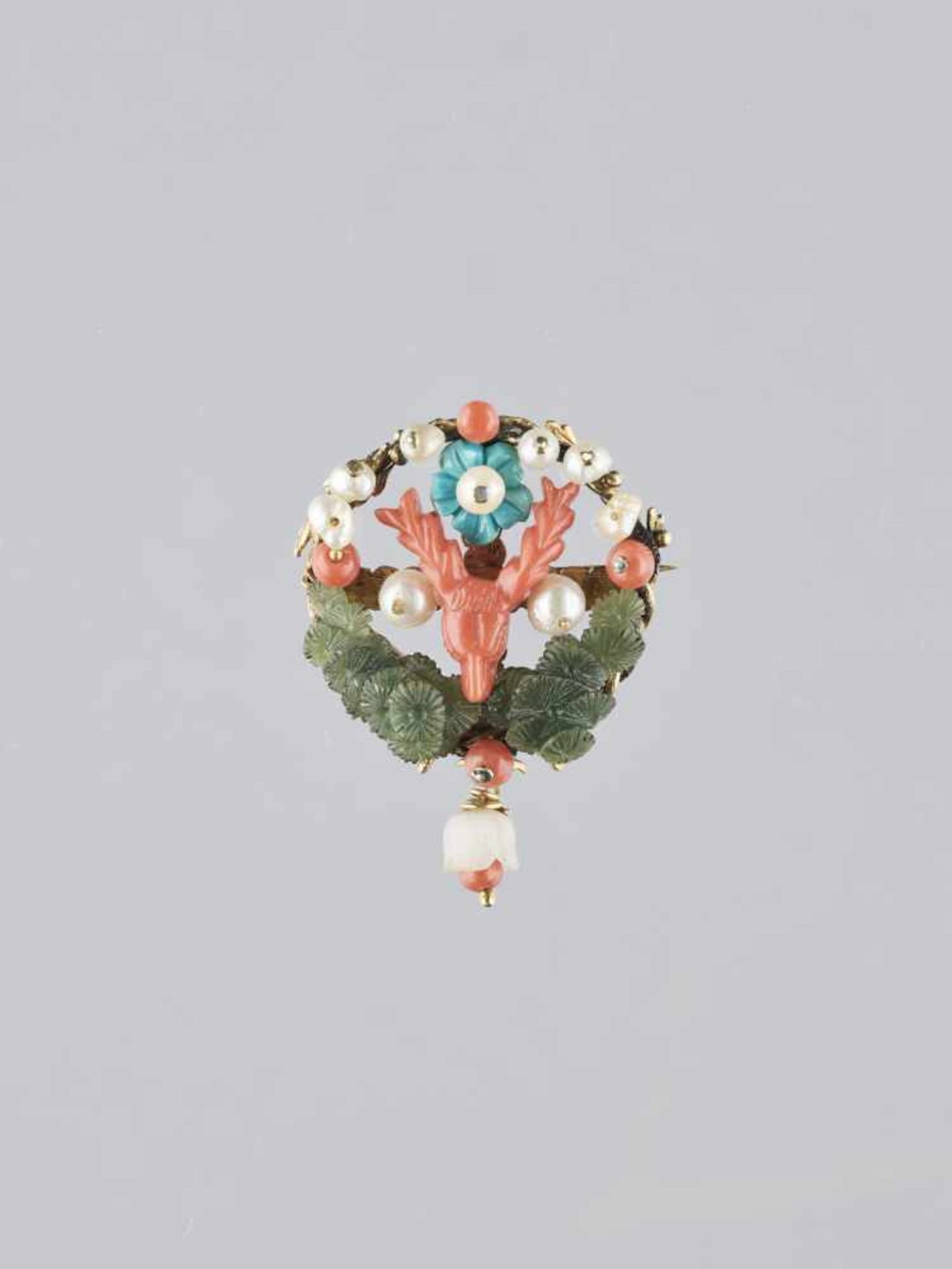 A 14K YELLOW GOLD, CORAL AND JADE ‘DEER’S HEAD’ BROOCH, c. 1900-1930