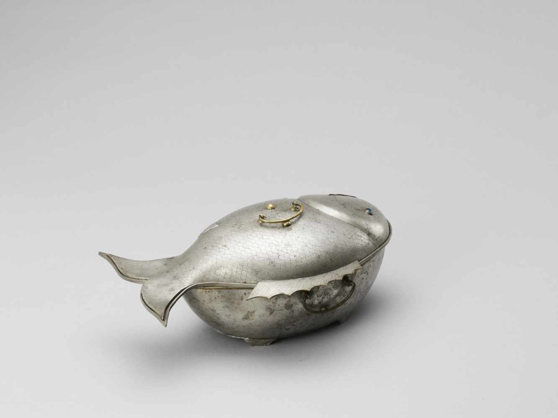 A LIDDED ‘CARP’ TUREEN, QING <br - Bild 7 aus 11