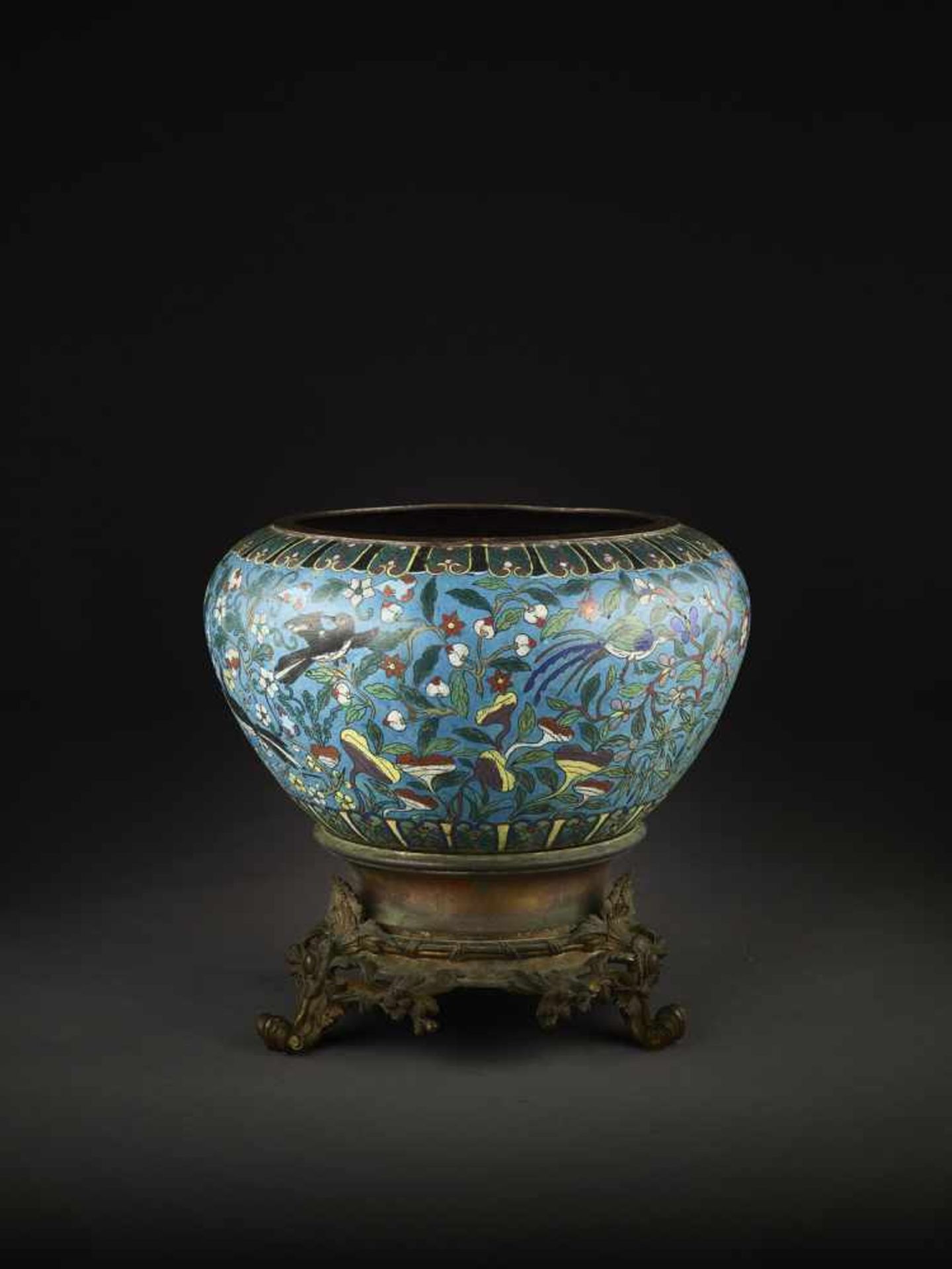 A LARGE CLOISONNÉ JARDINIÈRE, QING <b - Bild 3 aus 8