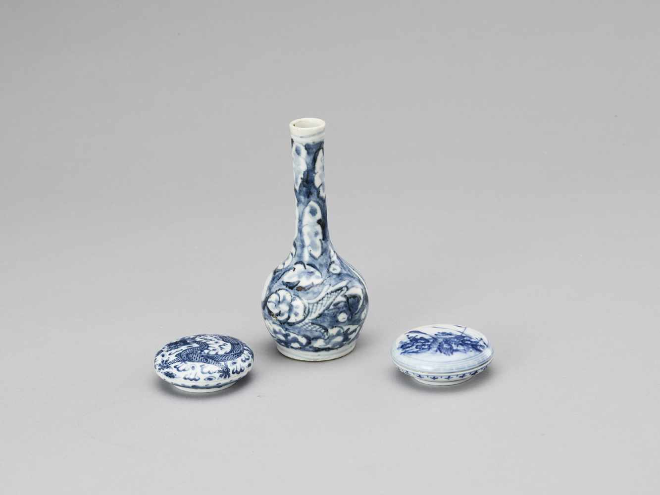 A BLUE AND WHITE PORCELAIN MIXED LOT, QING - Image 2 of 9