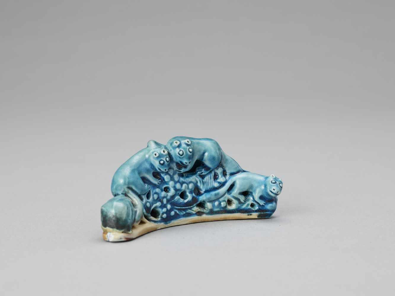 A ‘SQUIRRELS AND GRAPES’ PORCELAIN BRUSH REST, KANGXI <br - Image 6 of 7