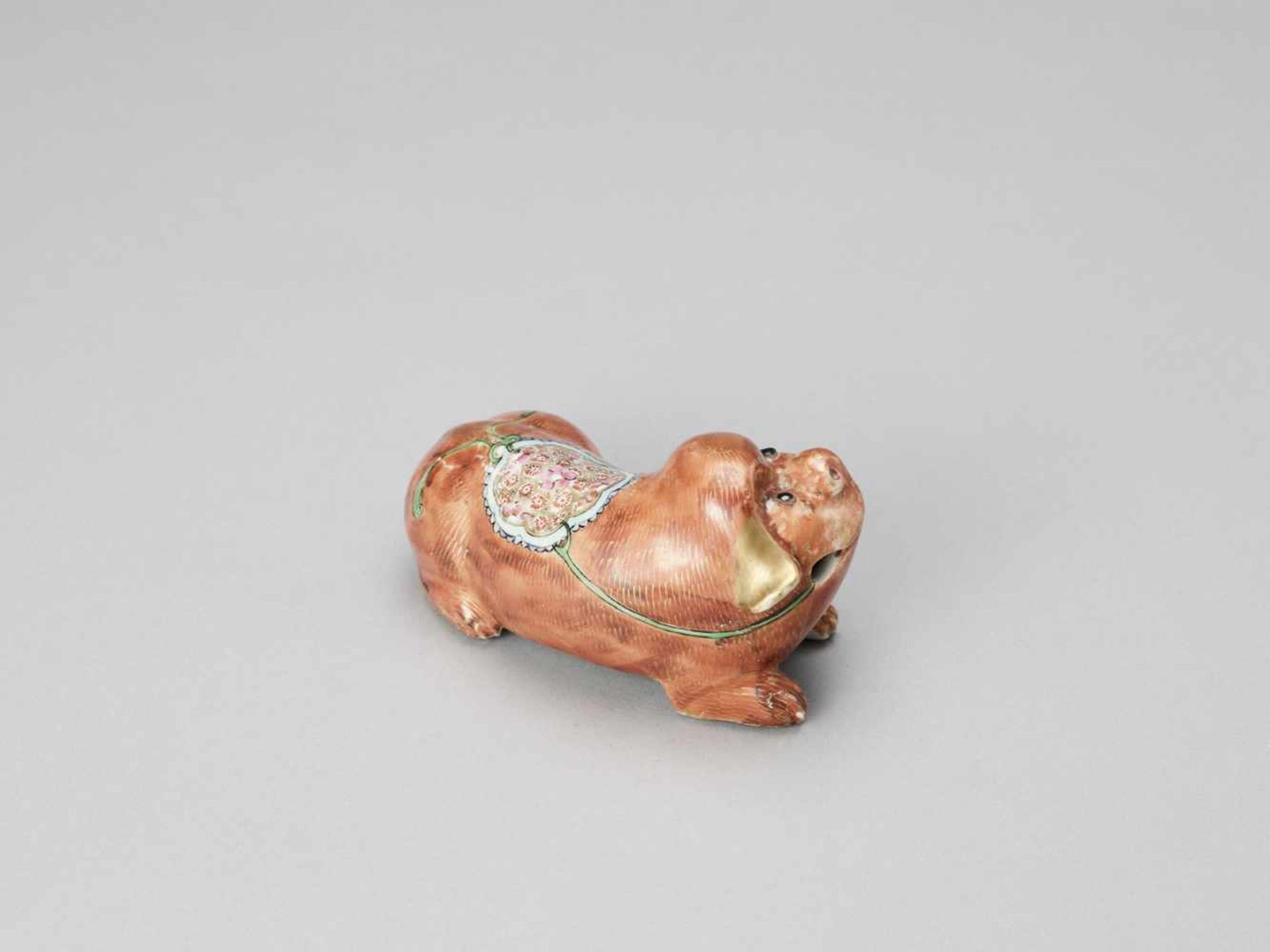 A FAMILLE ROSE PORCELAIN DOG, QING - Bild 5 aus 7