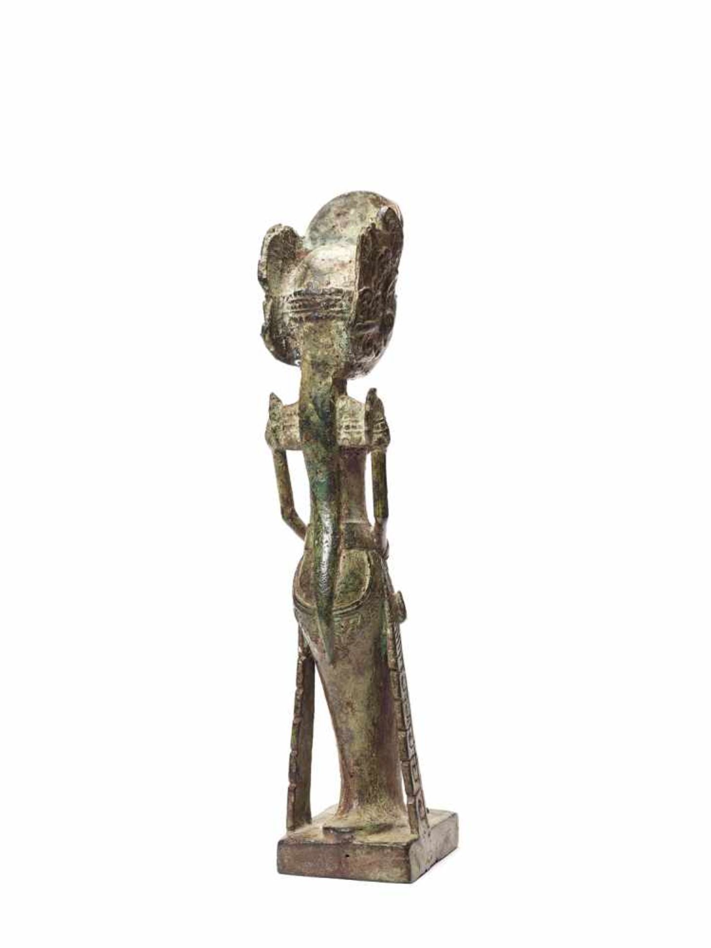 AN UNUSUAL THAI BRONZE FIGURE OF A PRINCESS OR NOBLE WOMAN, EARLY 1900s - Bild 3 aus 4