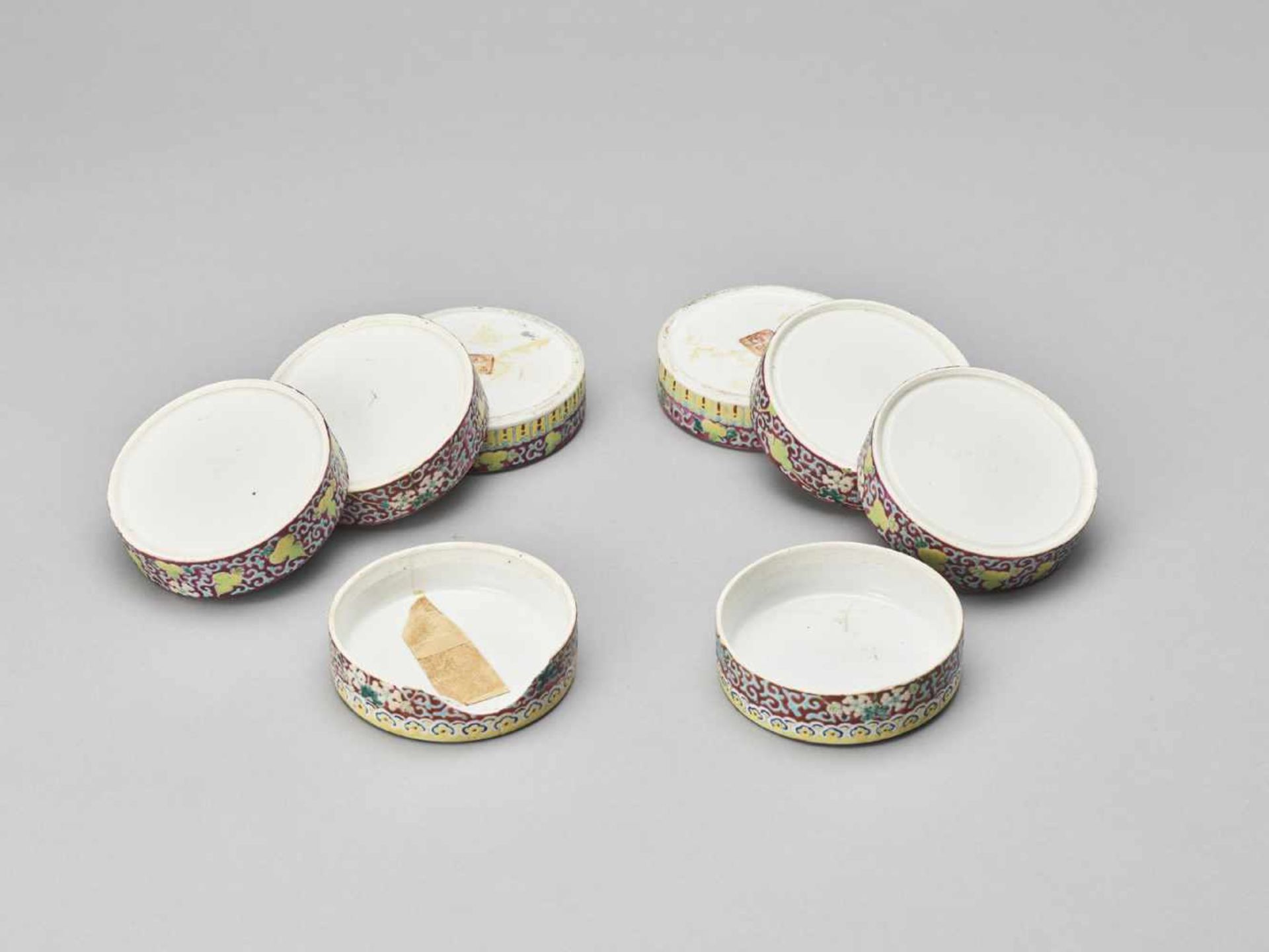 A PAIR OF THREE-TIERED ENAMELED PORCELAIN COSMETIC BOXES, REPUBLIC - Bild 8 aus 9