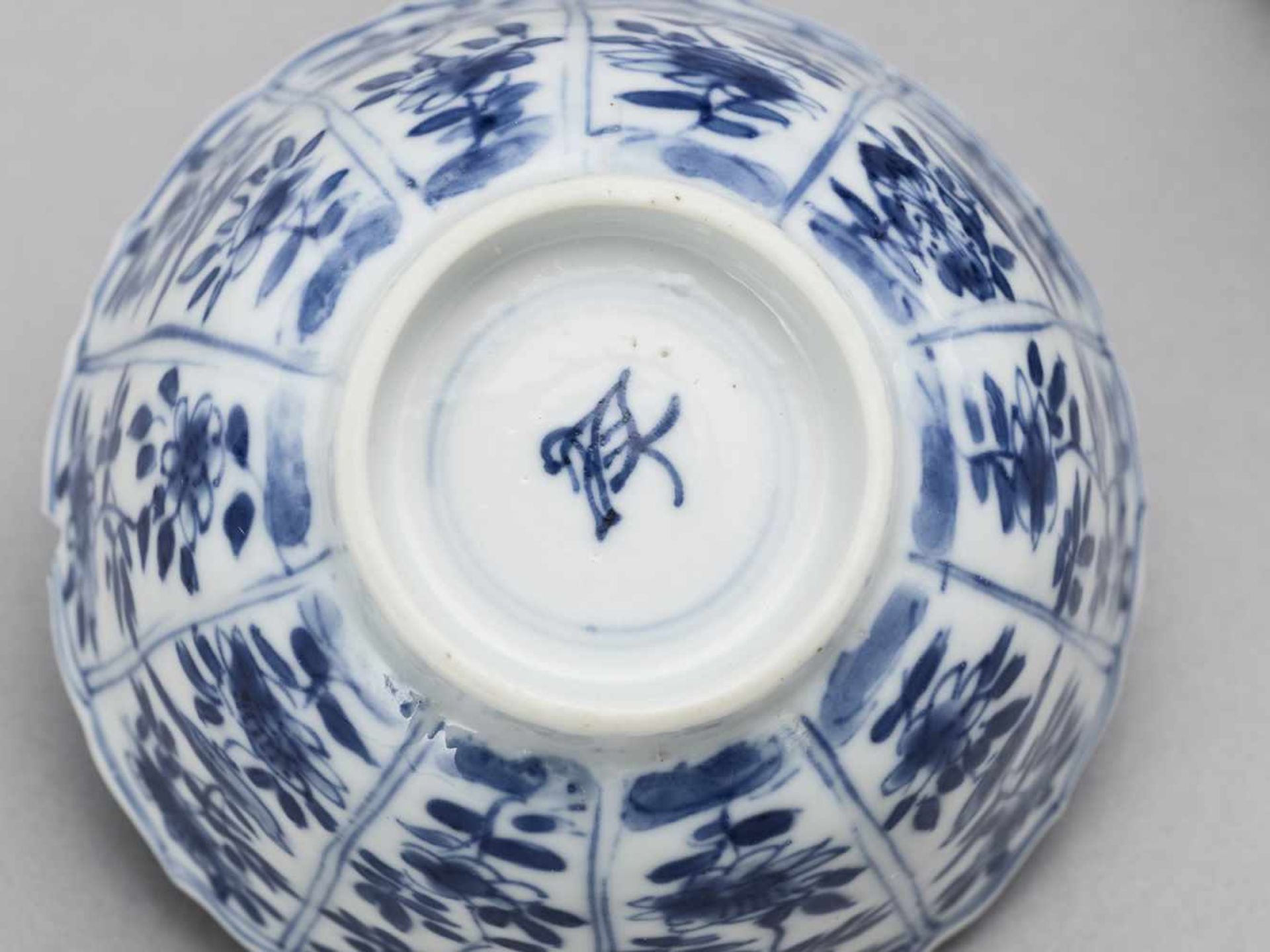 A GROUP OF FIVE BLUE AND WHITE PORCELAIN BOWLS - Image 7 of 10