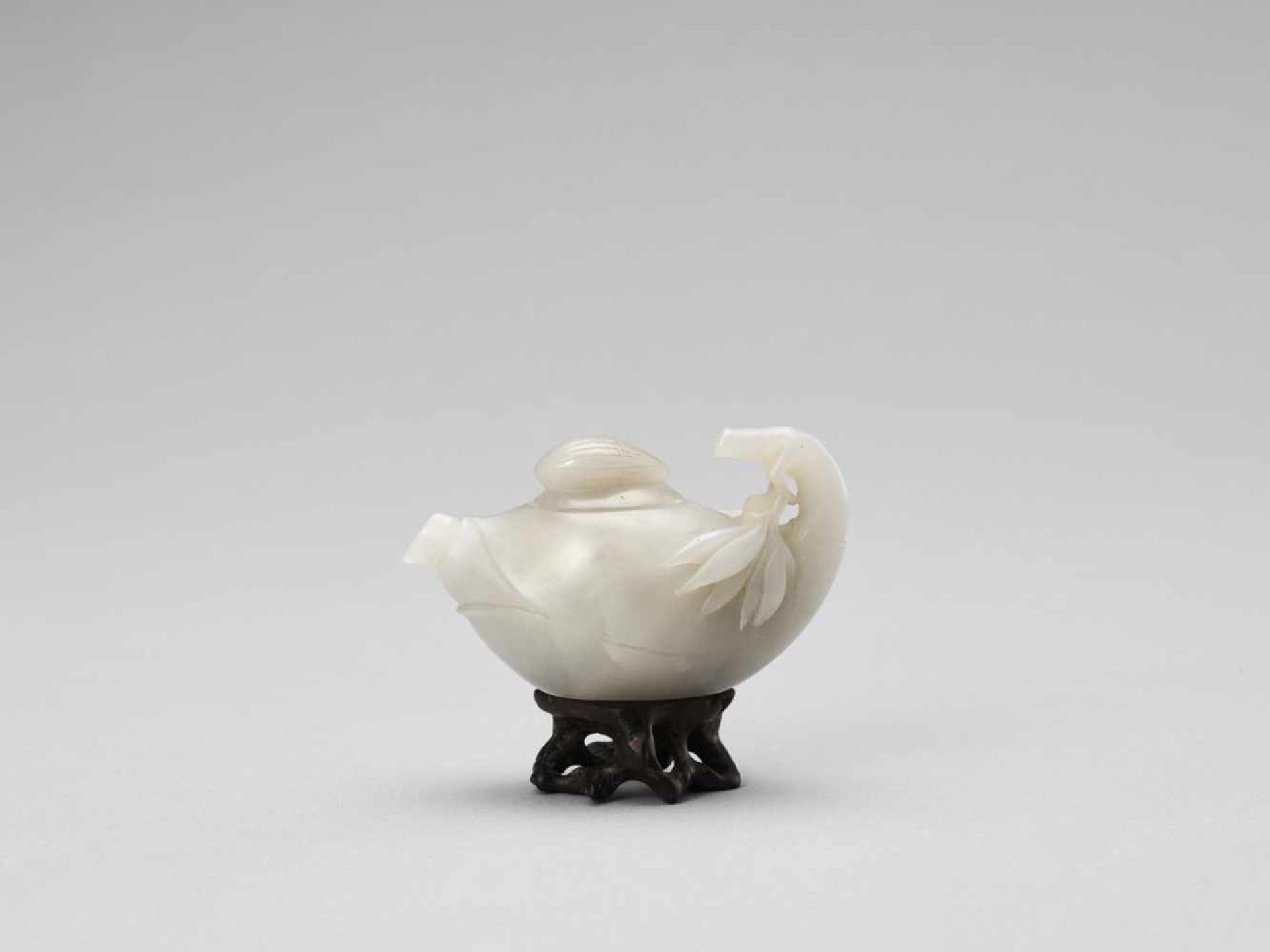 A JADE WATER DROPPER AND COVER, QING - Image 4 of 11