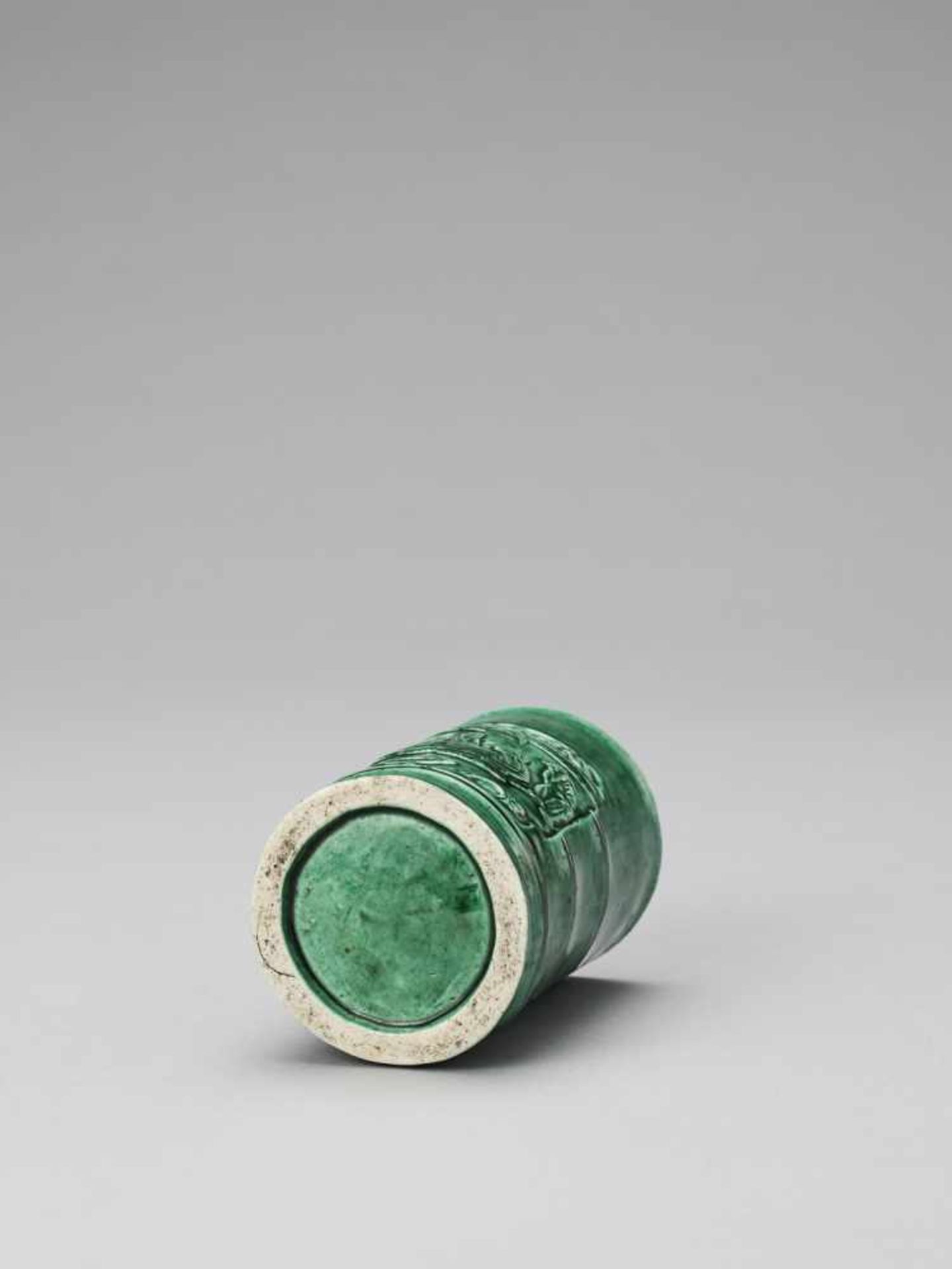 AN EMERALD GREEN GLAZED POTTERY ‘WEIQI PLAYERS’ BITONG, KANGXI <br - Image 6 of 6