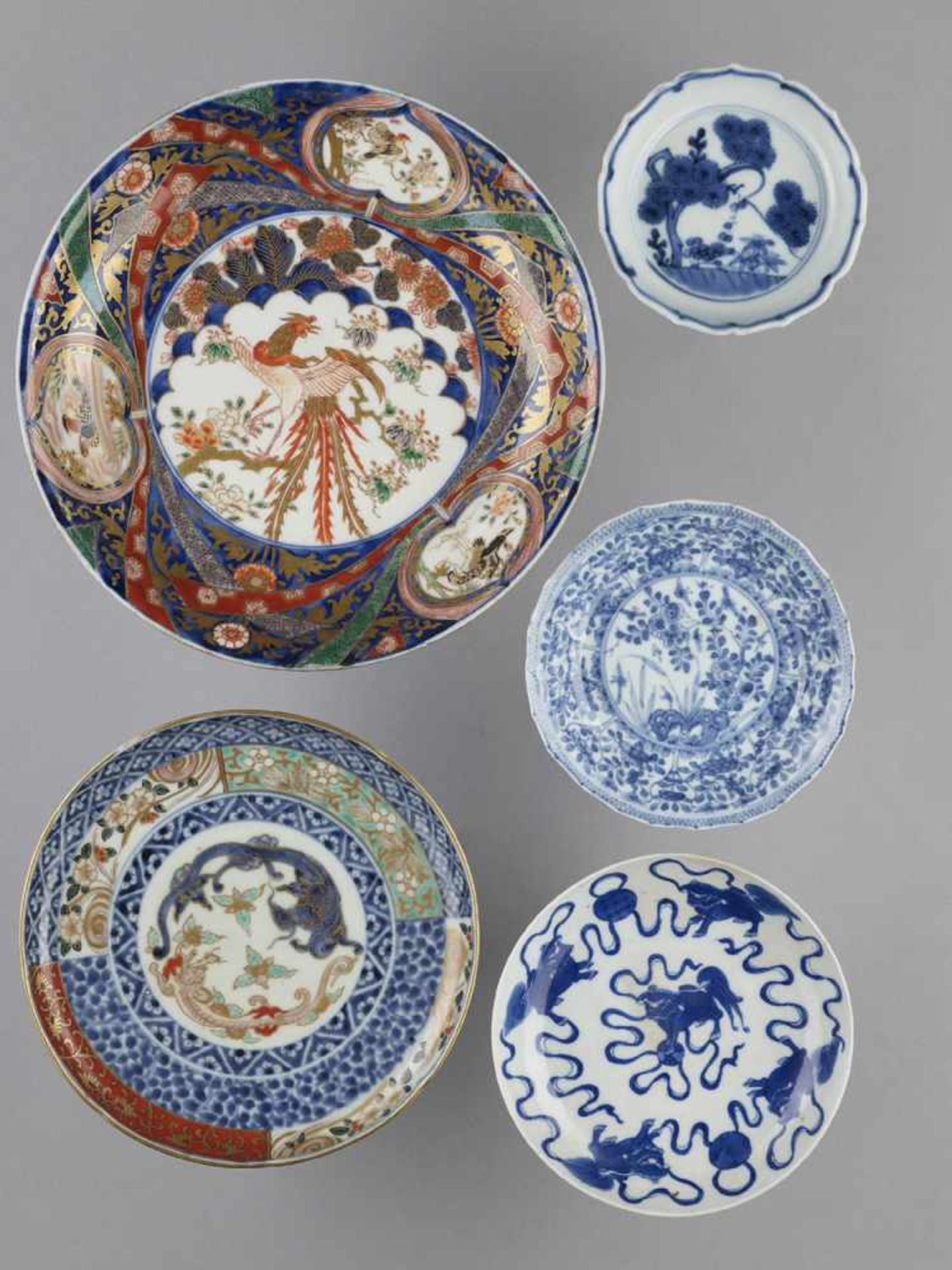 A GROUP OF 13 PORCELAIN PLATES - Bild 4 aus 9