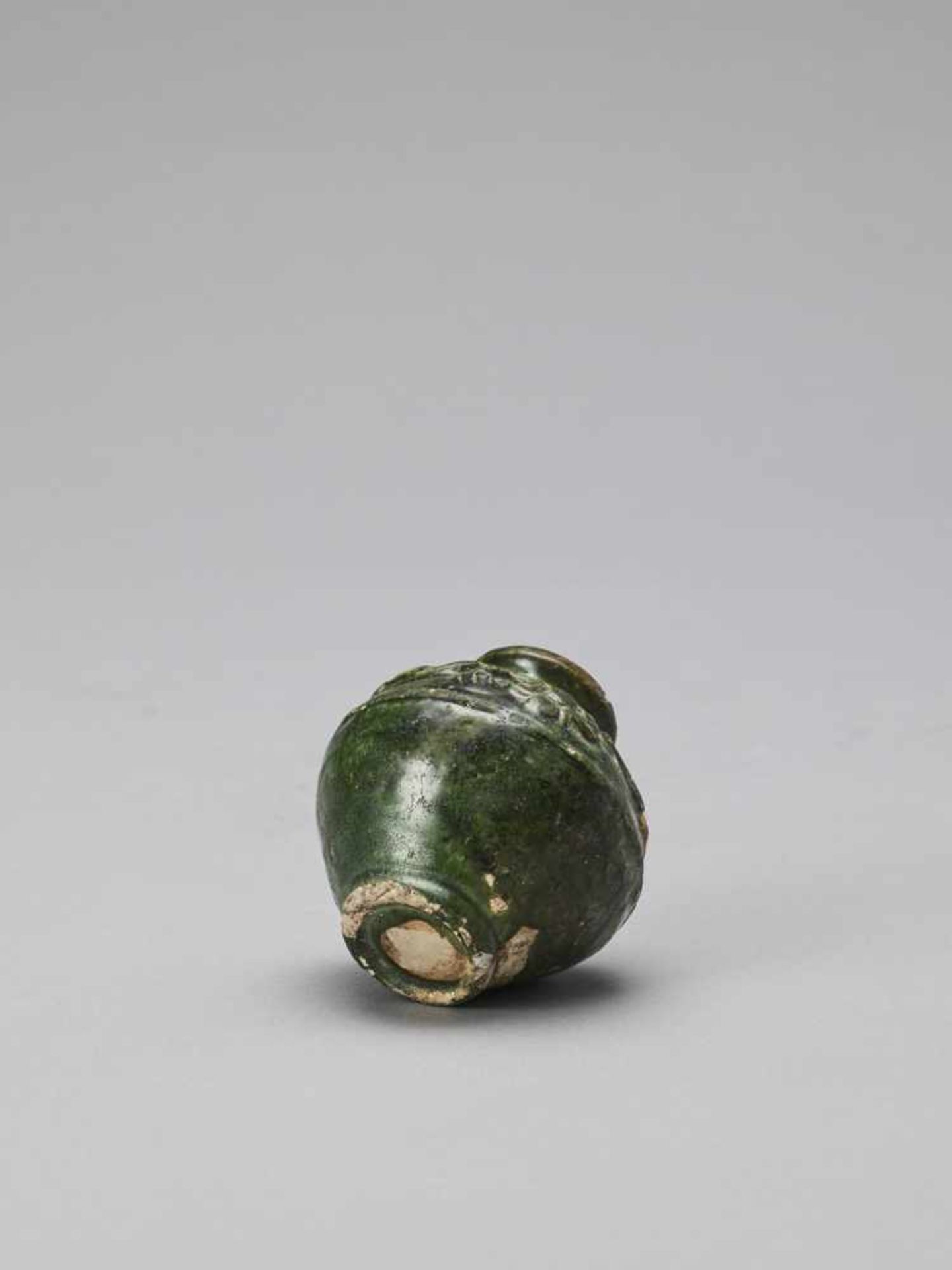 AN EMERALD GREEN-GLAZED CERAMIC MINIATURE URN, TANG - Bild 6 aus 6