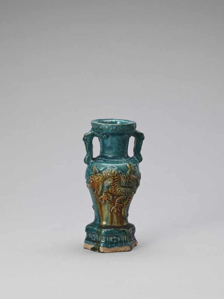 A SANCAI GLAZED POTTERY AMPHORA VASE WITH A MYTHICAL BEAST, 17th CENTURY