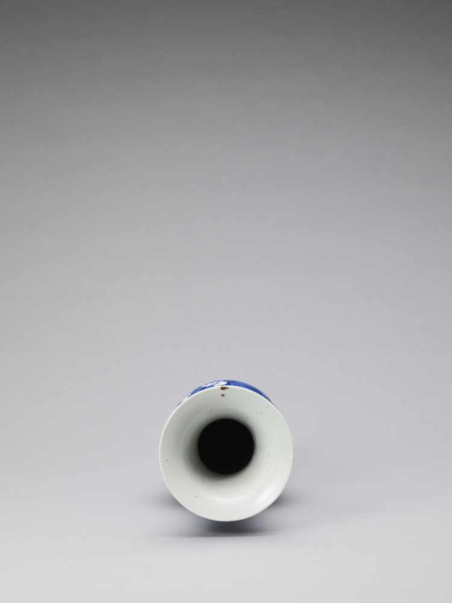 A BLUE AND WHITE ‘ICE-CRACK’ GLAZED YEN-YEN VASE, QING <br - Image 5 of 7