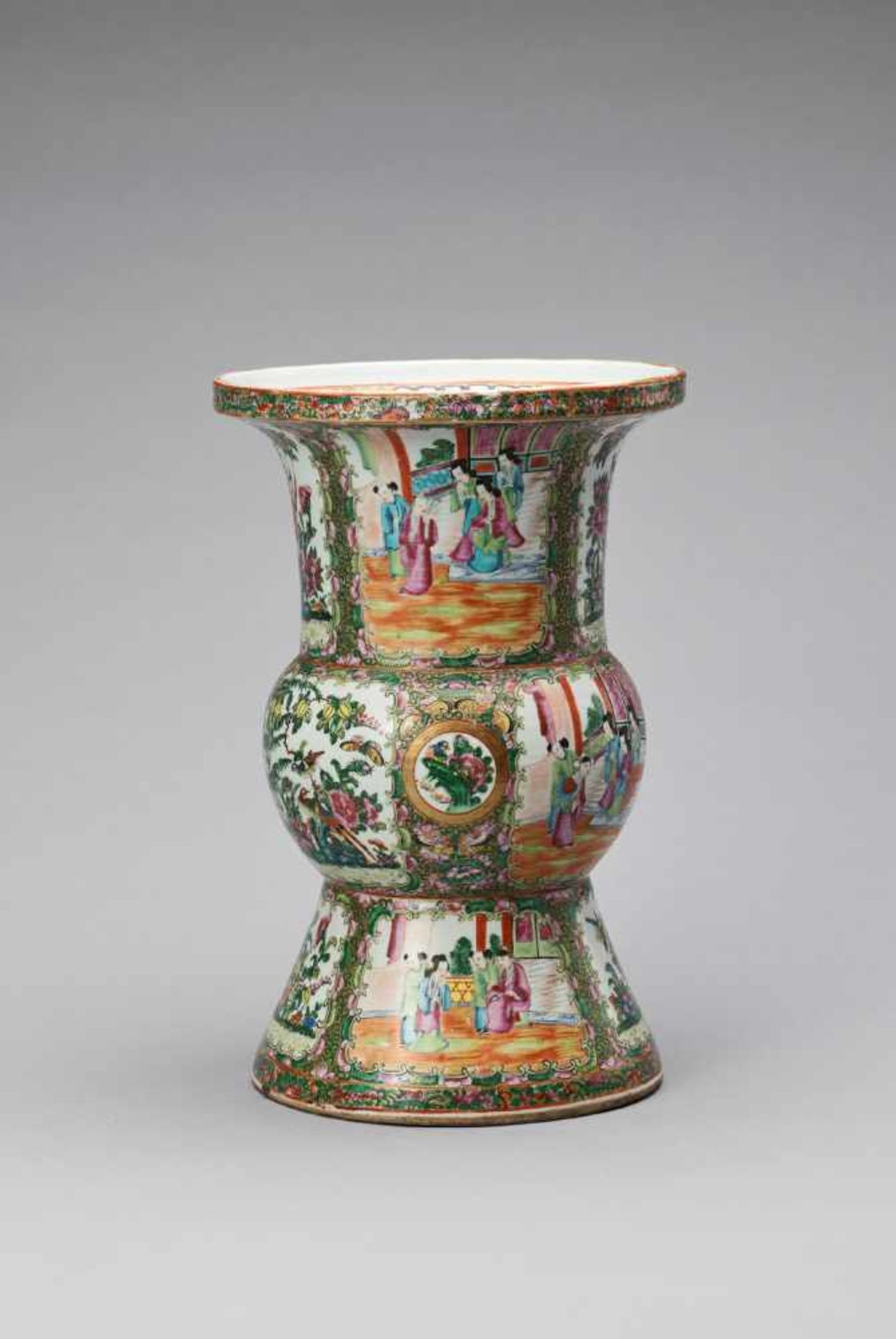 A LARGE FAMILLE ROSE GU VASE, QING - Bild 4 aus 7