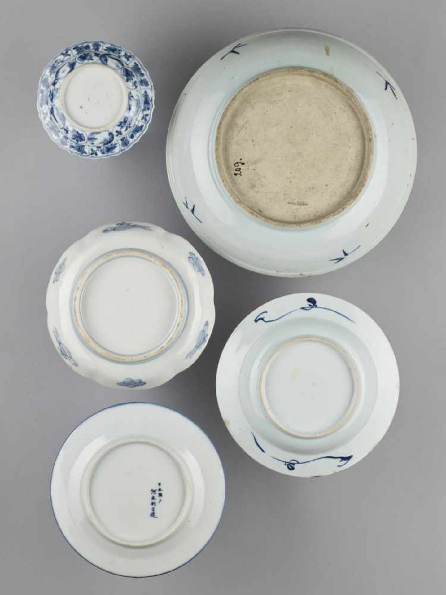 A GROUP OF 13 PORCELAIN PLATES - Bild 7 aus 9