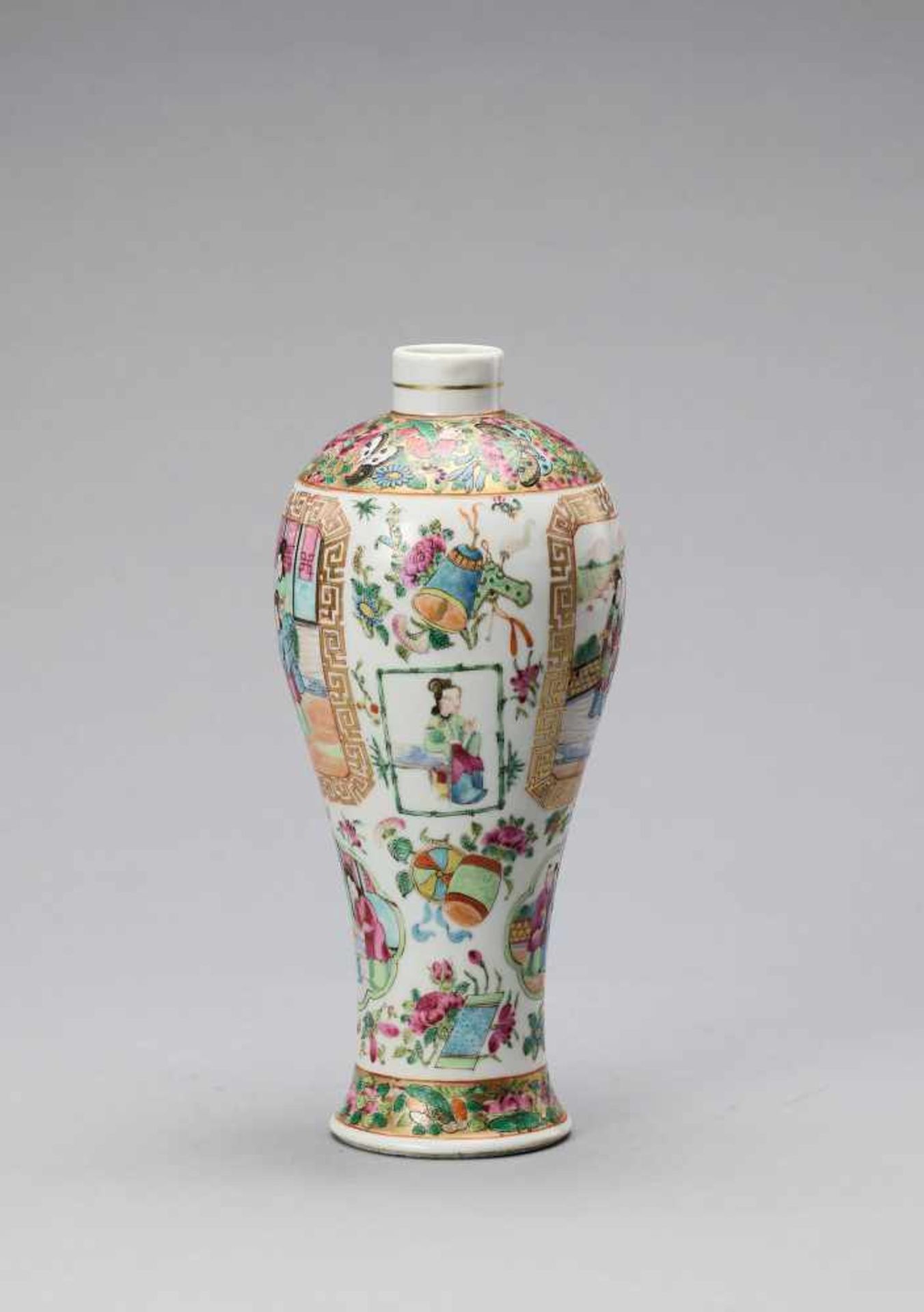 A CANTON SCHOOL FAMILLE ROSE AND GILT MEIPING VASE, LATE QING - Bild 2 aus 6