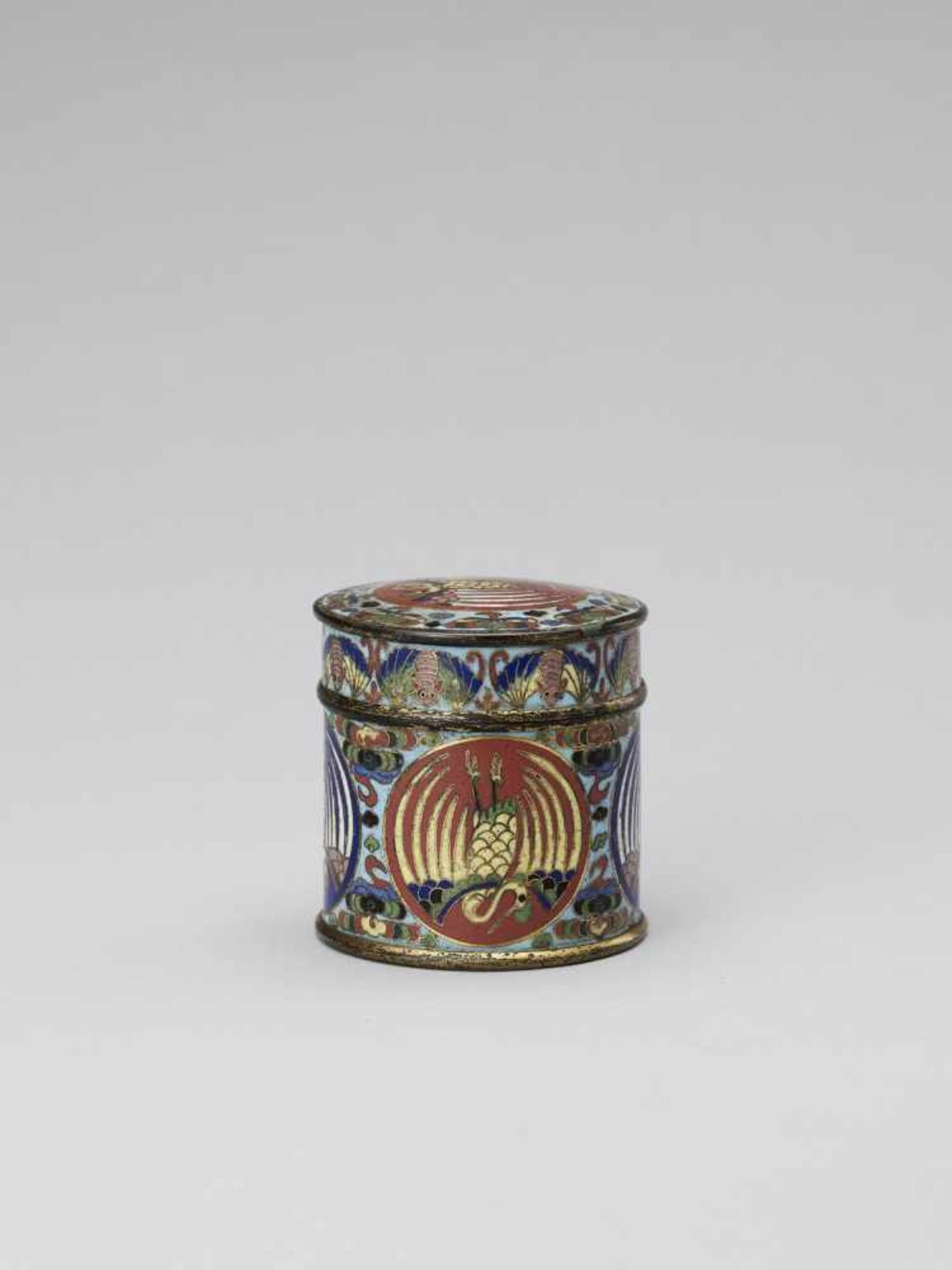 A CLOISONNÉ AND GILT ENAMEL CYLINDRICAL BOX AND COVER, QING < - Bild 2 aus 7