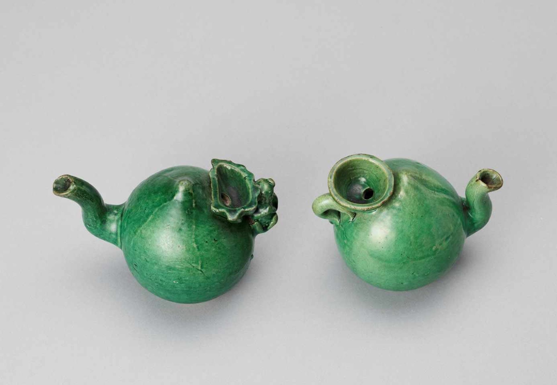 A PAIR OF EMERALD GREEN GLAZED POTTERY PEACH FORM WATER DROPPERS, KANGXI - Image 7 of 8