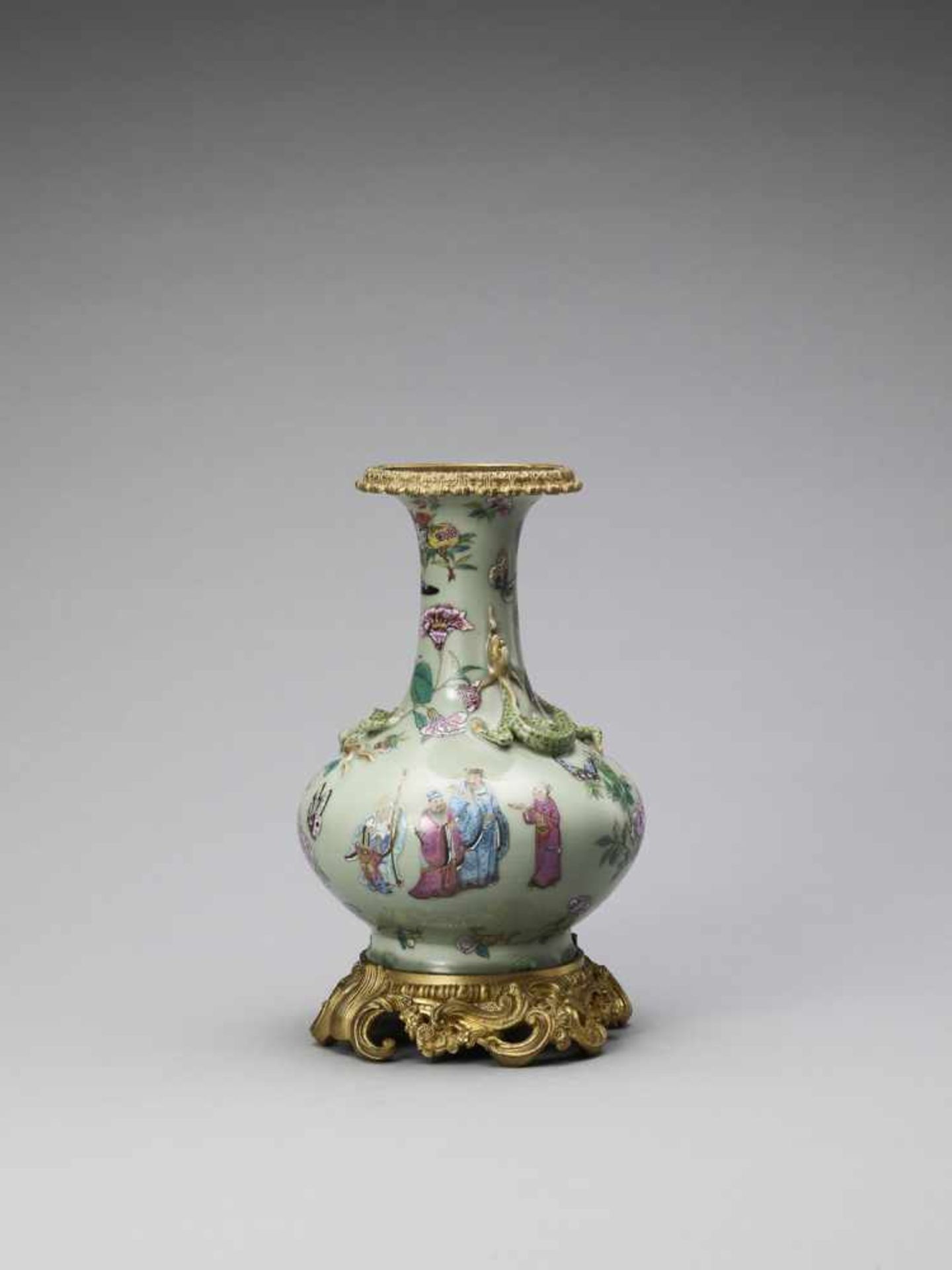 AN ORMOLU-MOUNTED CELADON GLAZED AND ENAMEL PAINTED VASE, QING - Bild 2 aus 8