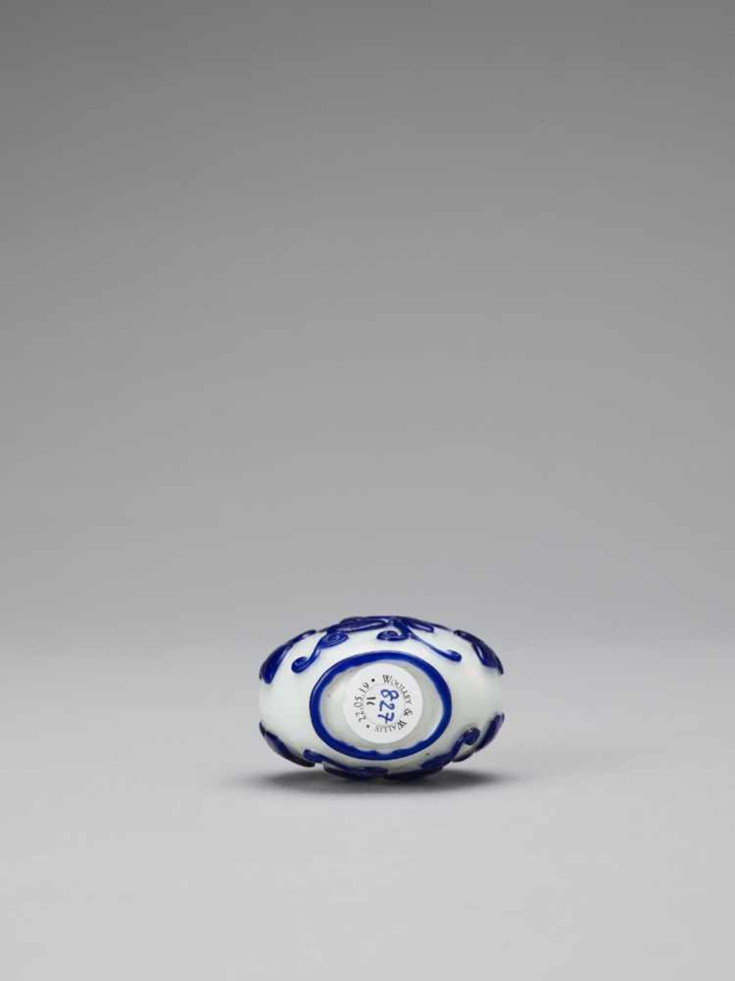 A SAPPHIRE BLUE OVERLAY GLASS SNUFF BOTTLE, QING - Bild 5 aus 7