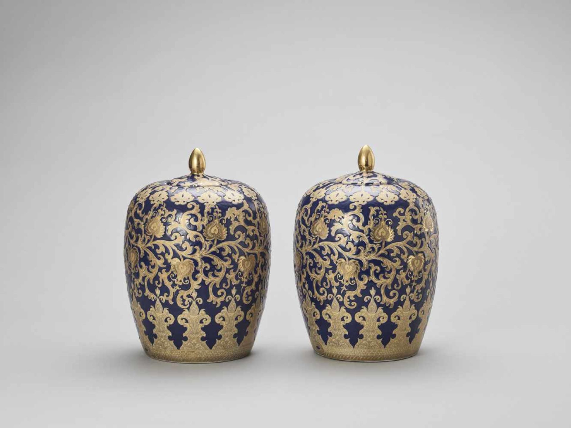 A PAIR OF LIDDED JARS, 20TH CENTURY - Bild 4 aus 6