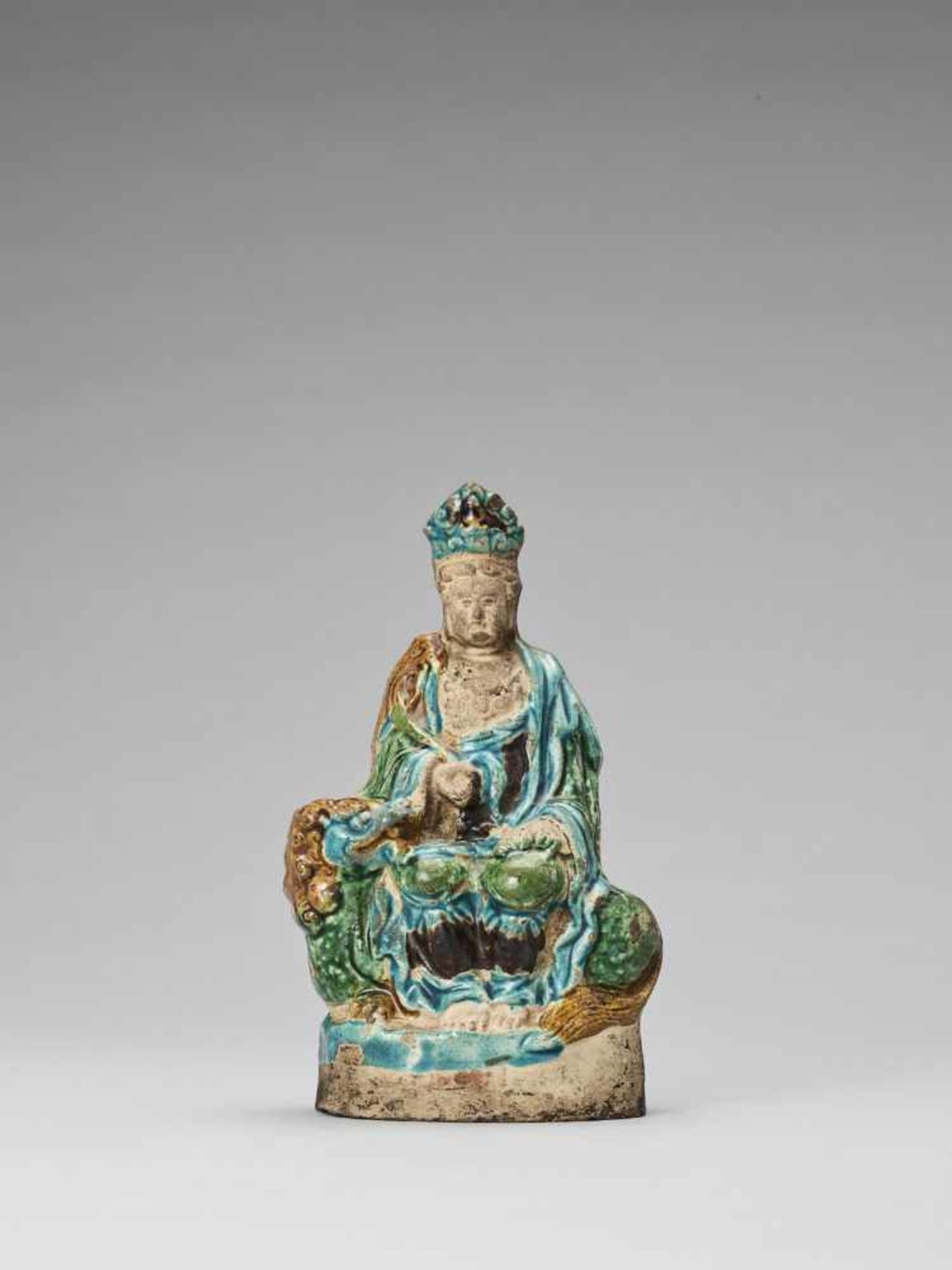 A FAHUA GLAZED POTTERY FIGURE OF GUANYIN, 17th CENTURY