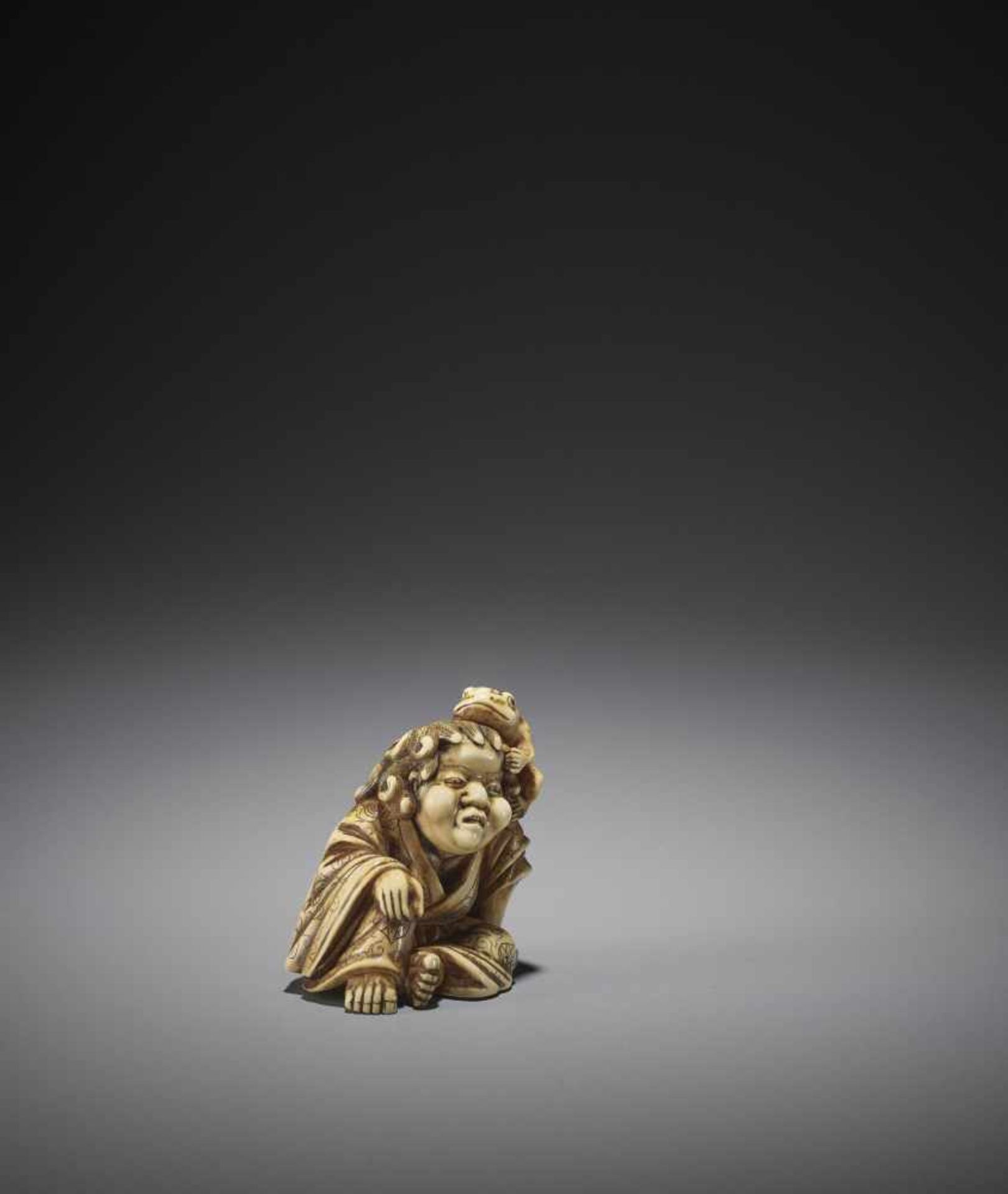 A LARGE AND POWERFUL IVORY NETSUKE OF GAMA SENNIN - Image 11 of 12