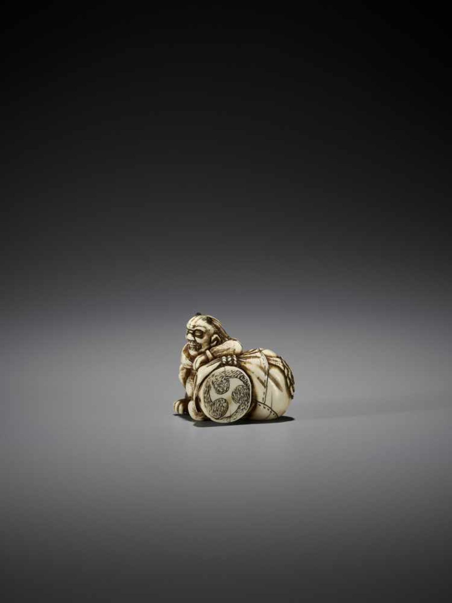 AN IVORY NETSUKE OF RAIJIN - Image 3 of 7