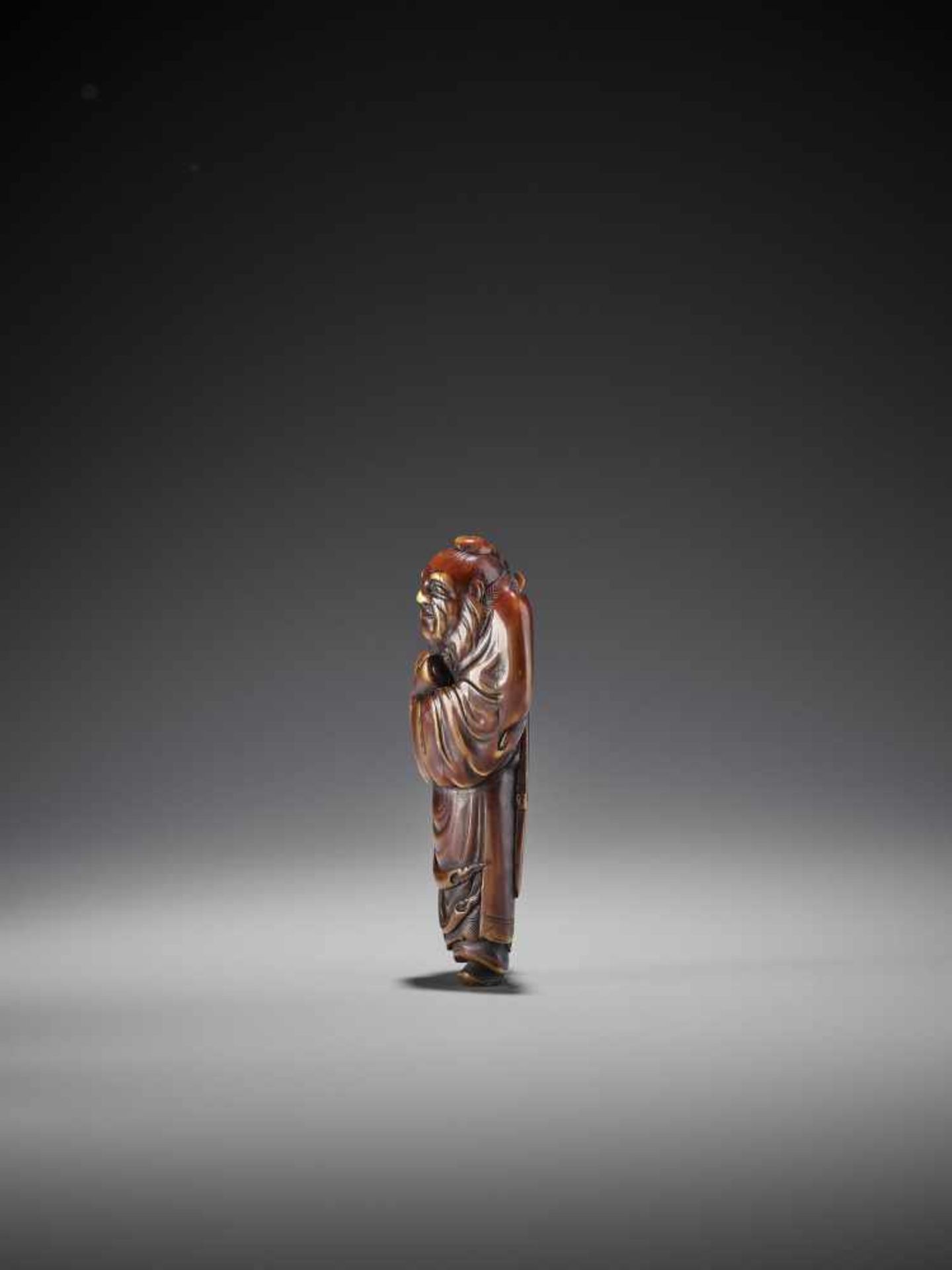 A LARGE STAINED IVORY NETSUKE OF A CHINESE IMMORTAL - Image 4 of 8