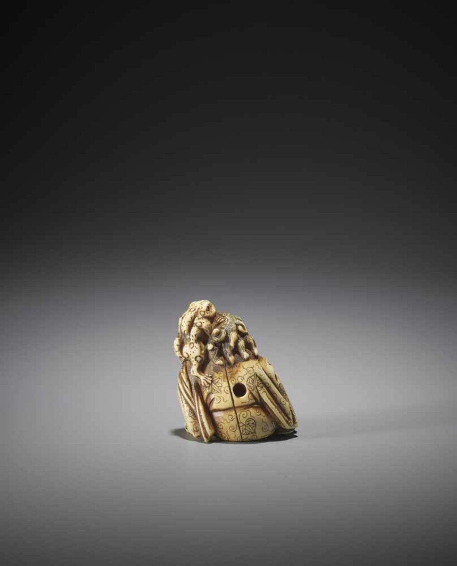 A LARGE AND POWERFUL IVORY NETSUKE OF GAMA SENNIN - Image 2 of 12