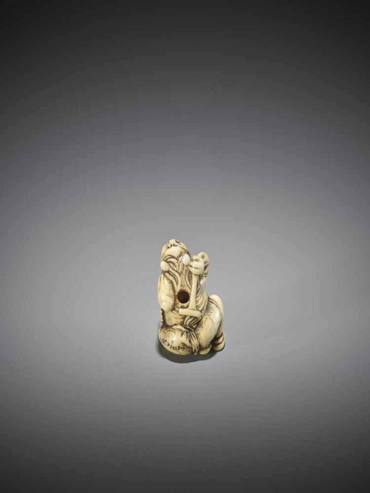 AN IVORY NETSUKE OF A CONVERTED ONI - Bild 2 aus 11