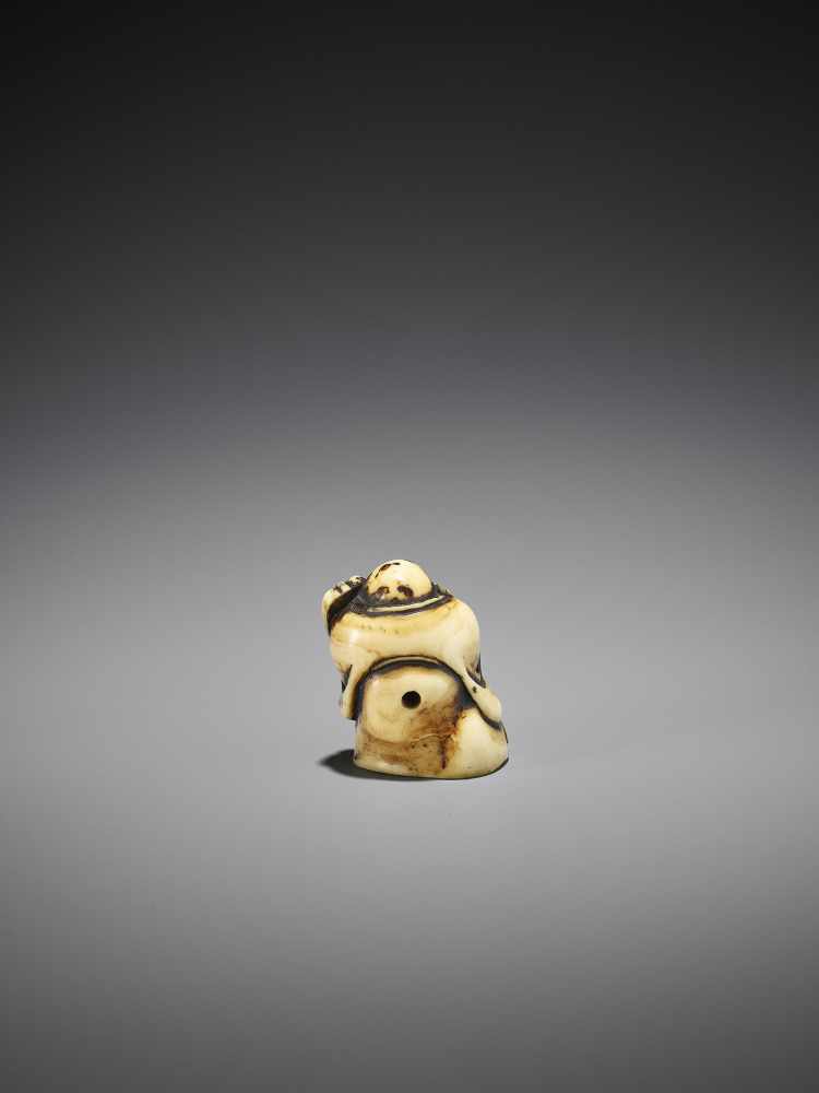 A RARE AND EARLY MARINE IVORY NETSUKE OF A BIZEN MODEL OF HOTEI - Image 2 of 9