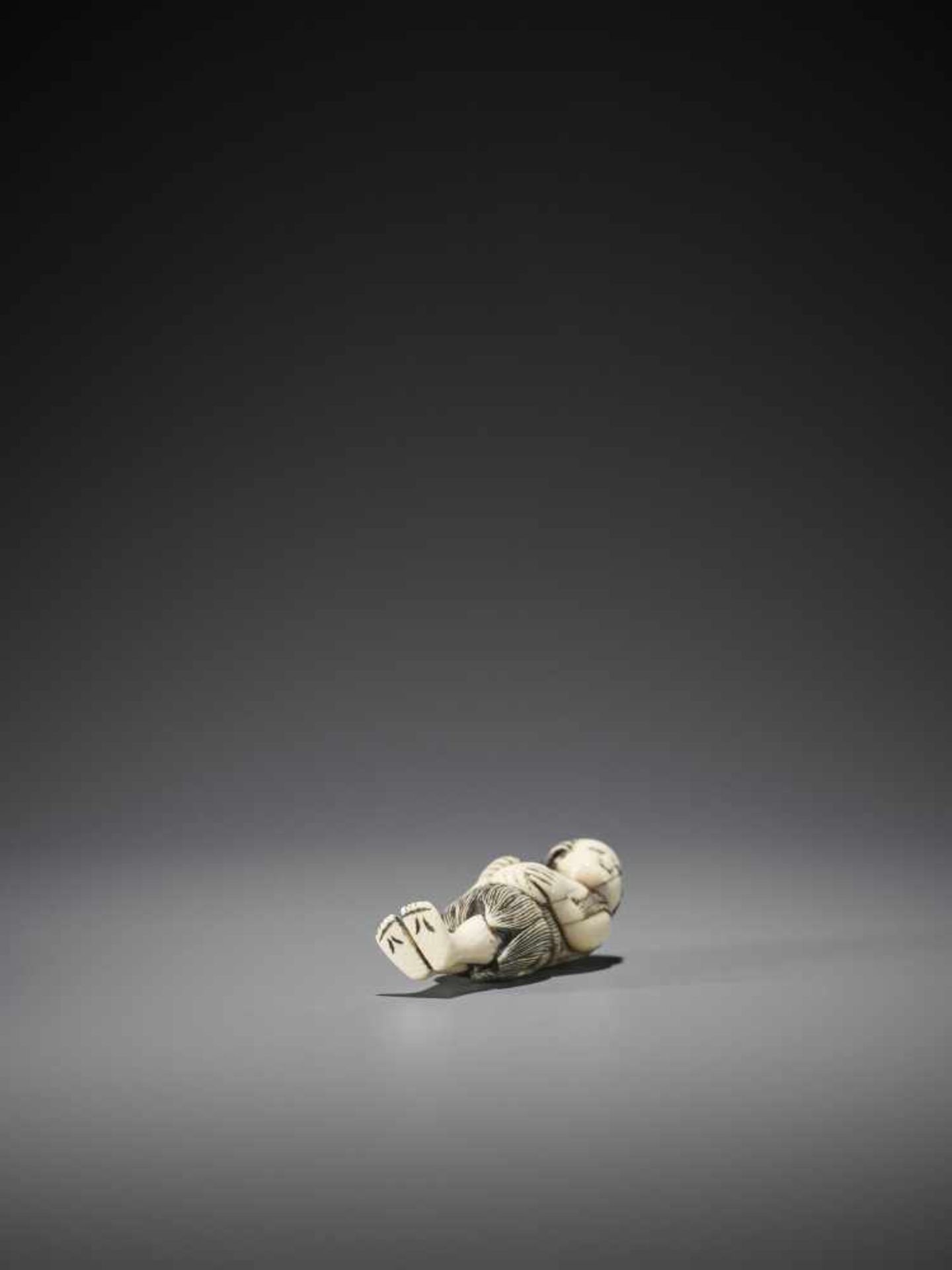 A FINE IVORY NETSUKE OF A STANDING AMA WITH AWABI - Image 9 of 10