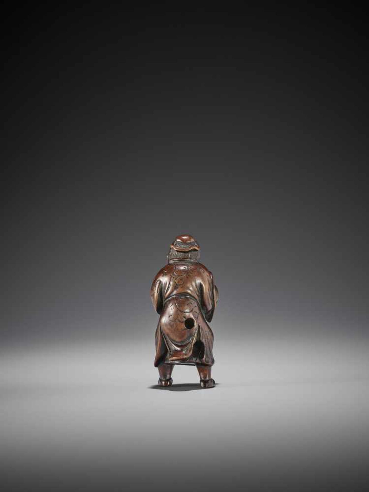 A RARE WOOD NETSUKE OF A CHINESE MAN - Image 4 of 7