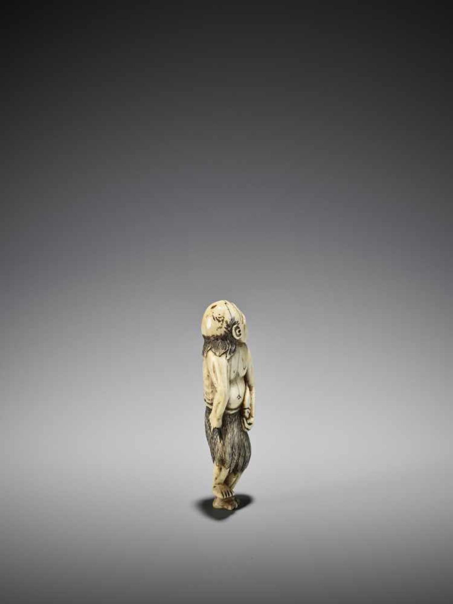 A VERY RARE IVORY NETSUKE OF A FISHERMAN - Bild 5 aus 7