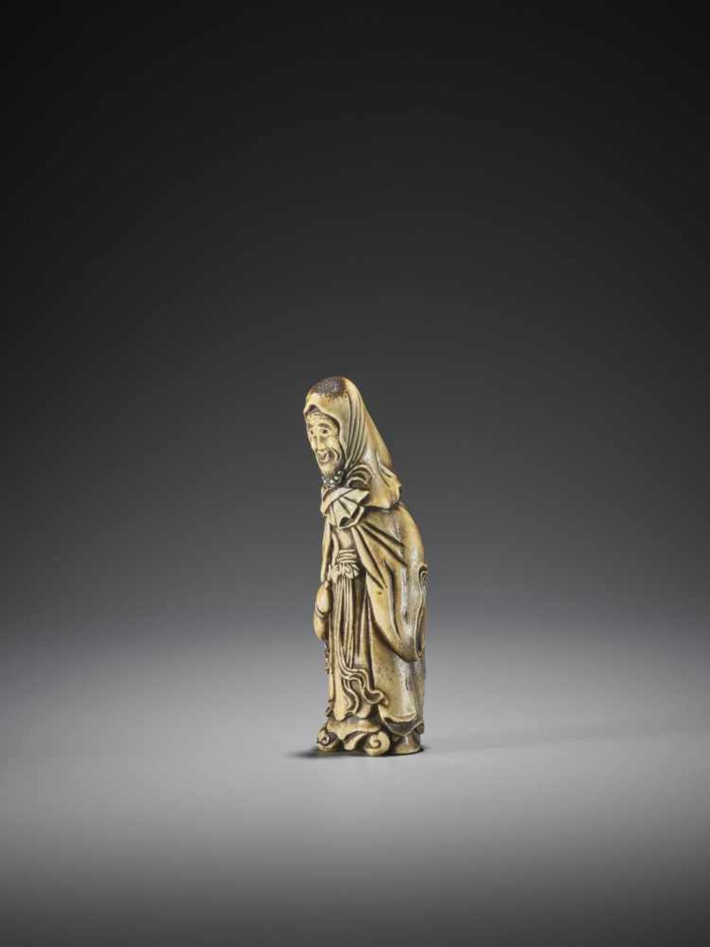 A SUPERB AND UNUSUAL STAG ANTLER NETSUKE OF A FOREIGNER - Image 5 of 10