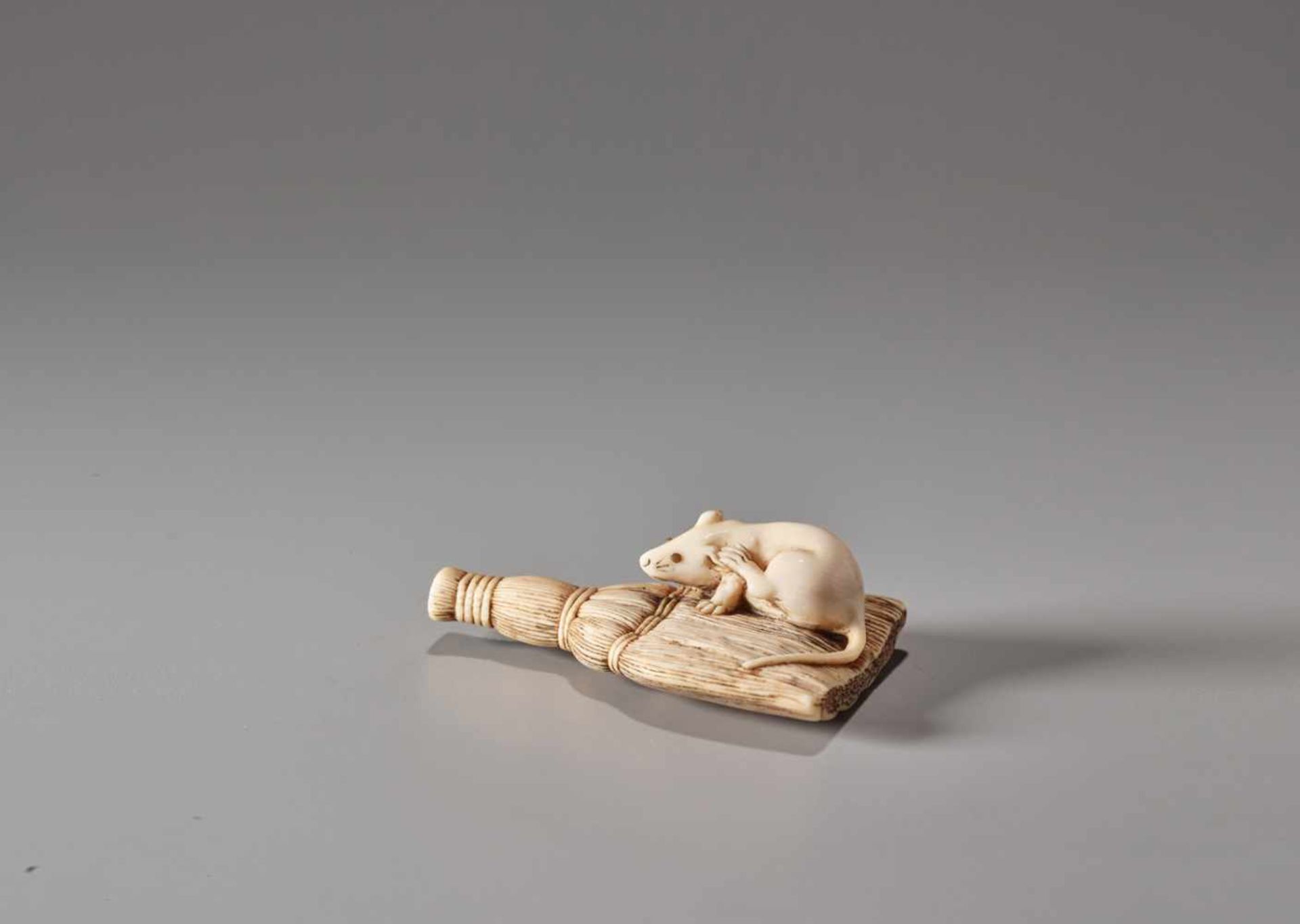 AN IVORY NETSUKE OF A RAT ON A BROOM - Image 4 of 6