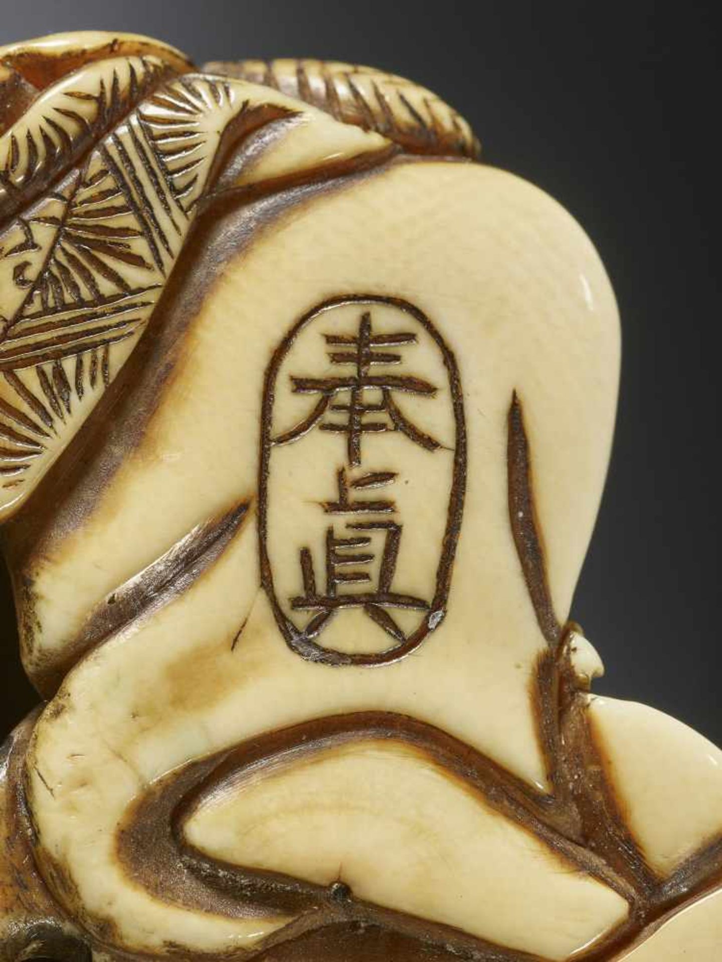 HOSHIN: A RARE IVORY NETSUKE OF A CHINESE SAGE WITH SNAKE - Image 11 of 13