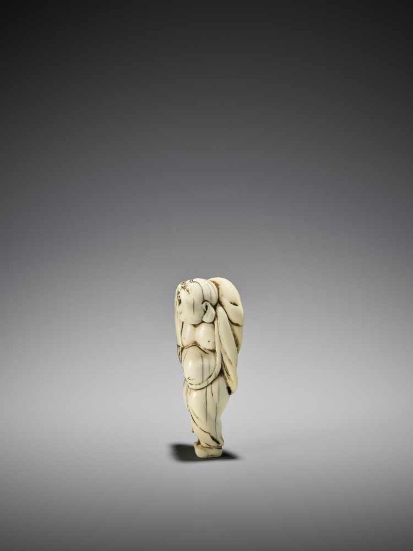 AN IVORY NETSUKE OF HOTEI - Image 6 of 7