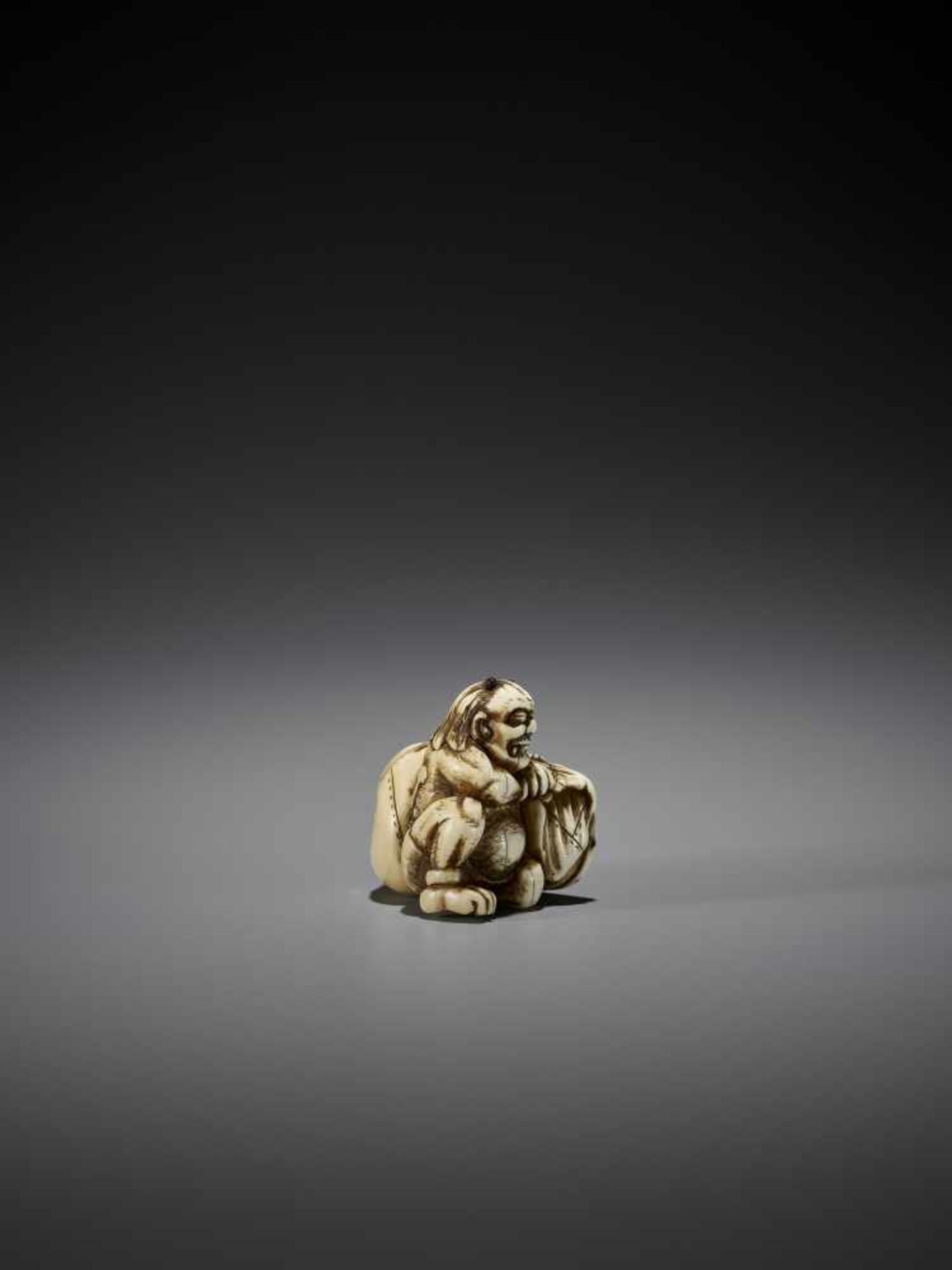 AN IVORY NETSUKE OF RAIJIN - Image 5 of 7