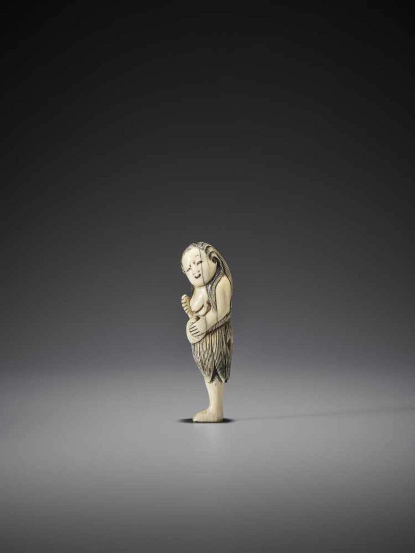 A FINE IVORY NETSUKE OF A STANDING AMA WITH AWABI - Image 4 of 10