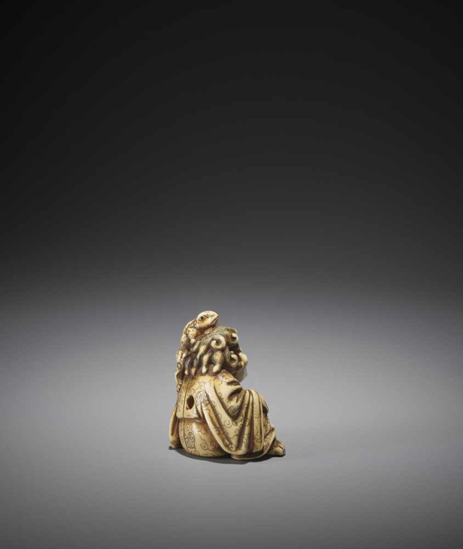 A LARGE AND POWERFUL IVORY NETSUKE OF GAMA SENNIN - Image 9 of 12