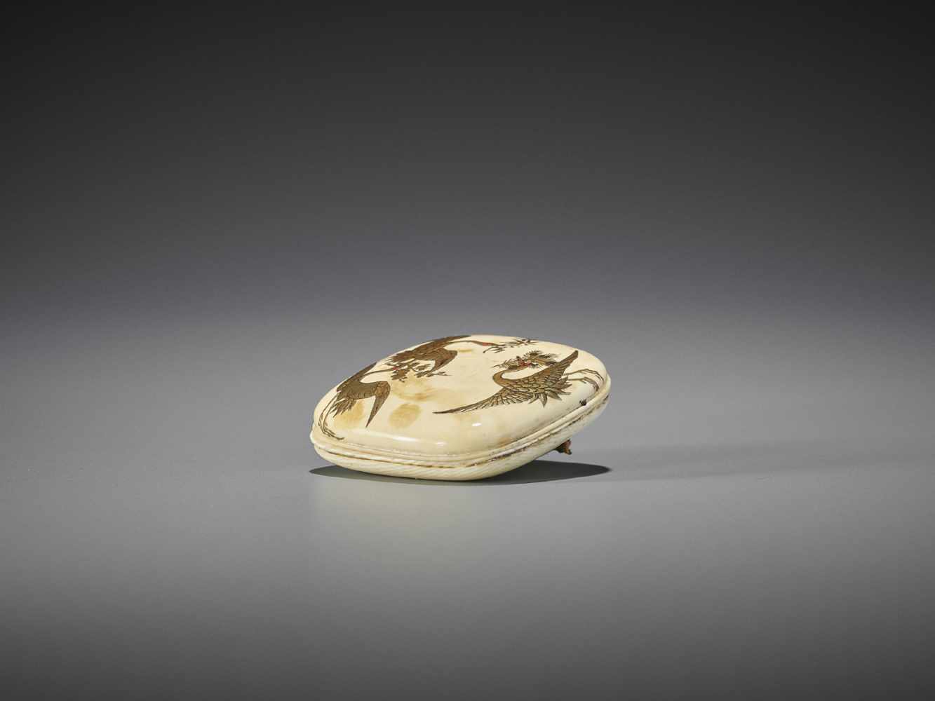 A LACQUERED IVORY HAKO NETSUKE WITH CRANES AND THREE FRIENDS OF WINTER - Image 4 of 4