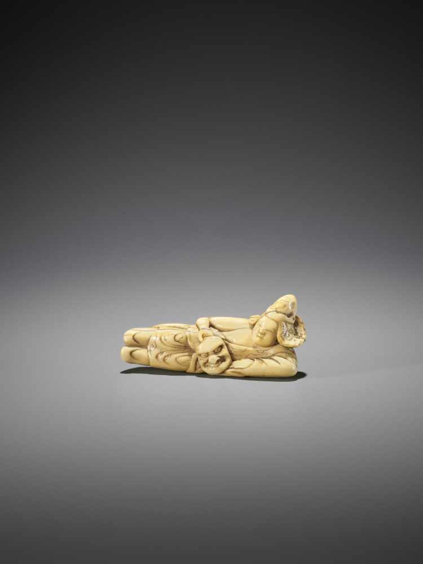 AN EARLY IVORY NETSUKE OF A RECLINING BUGAKU DANCER - Bild 4 aus 11