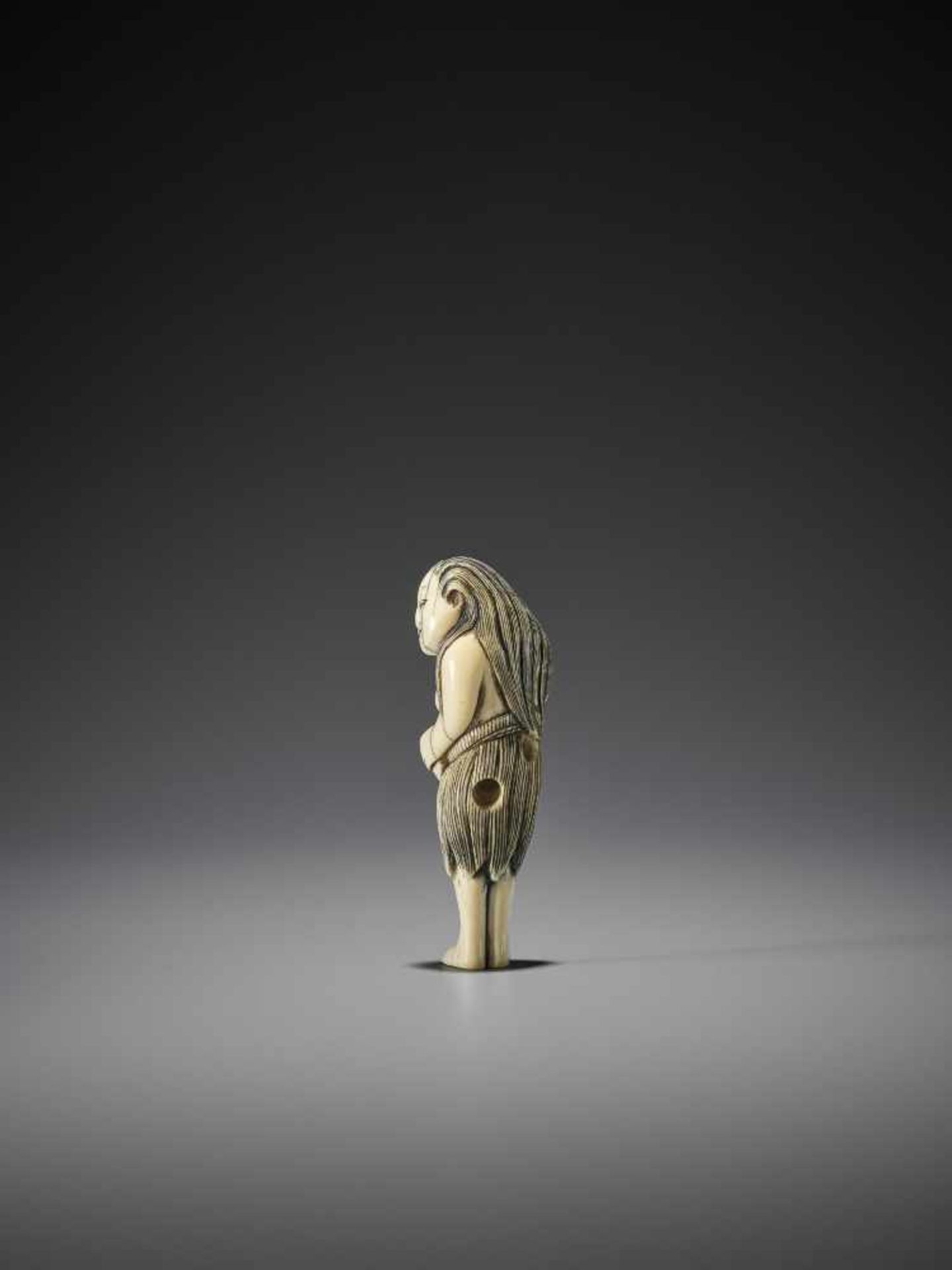 A FINE IVORY NETSUKE OF A STANDING AMA WITH AWABI - Image 5 of 10